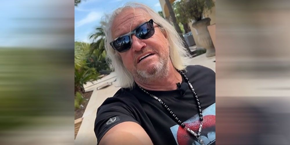 Der Millionär protzt mit seinen Luxusautos.