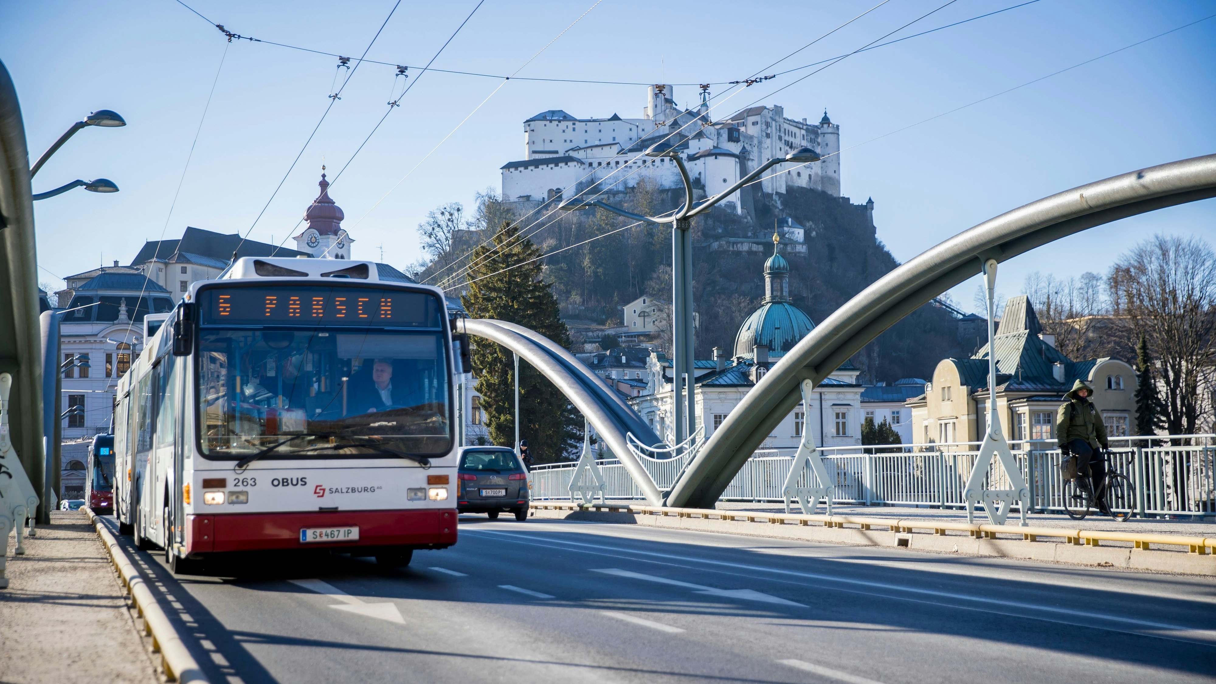 Download von www.picturedesk.com am 28.04.2022 (17:47).  Salzburg Verkehr, Verkehrsverbund, O-Bus, Salzburg AG öffentlicher Verkehr, Klimaticket, Umstieg, Busfahrplan, Busverkehr, Foto: Neumayr/Leo 21.12.2021 - 20211222_PD12104 - Rechteinfo: Rights Managed (RM)