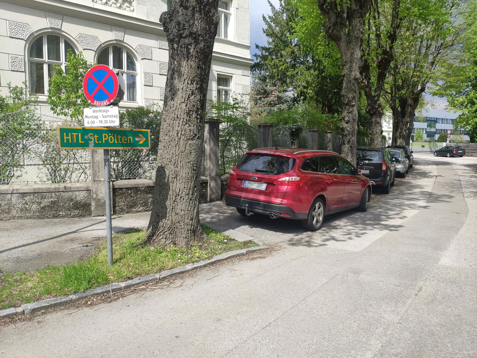 Hinter dem Gericht bzw. der Justizanstalt ist alles zugeparkt. 