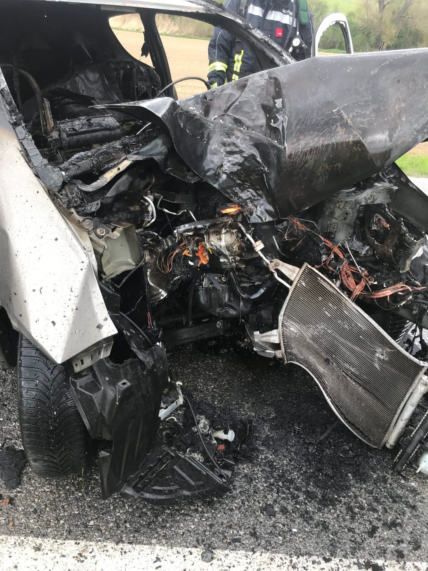 Der Pkw fing nach dem Crash Feuer.