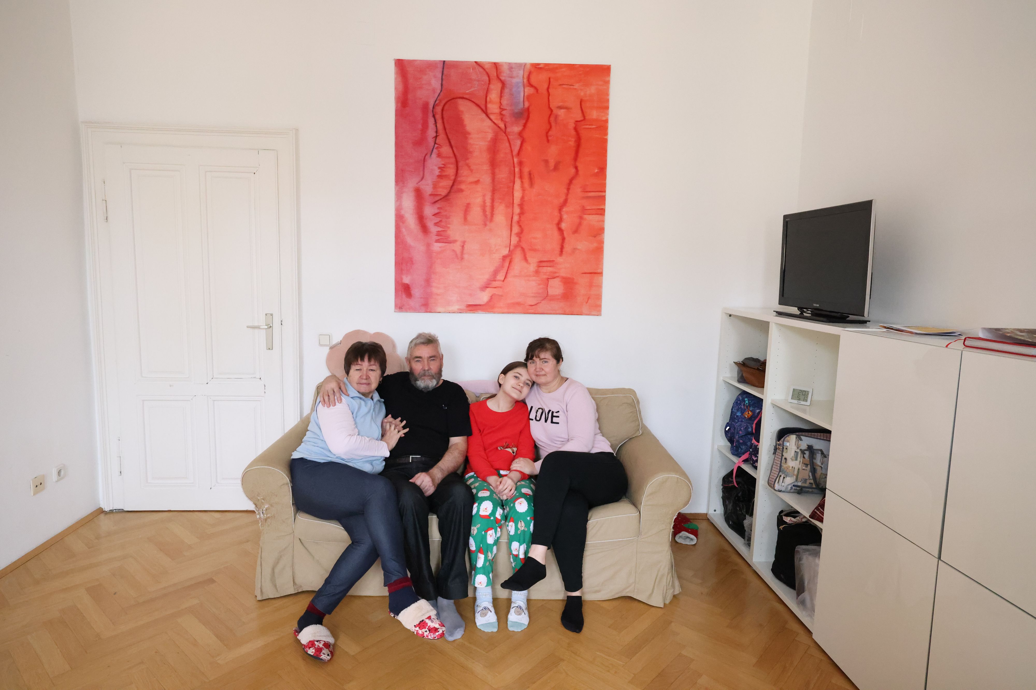 Liubov, Anatoliy, Mariia und Yevhenia sind nach drei Wochen dramatischer Flucht in Wien angekommen. Die Tochter muss der Erlebte erst verarbeiten.