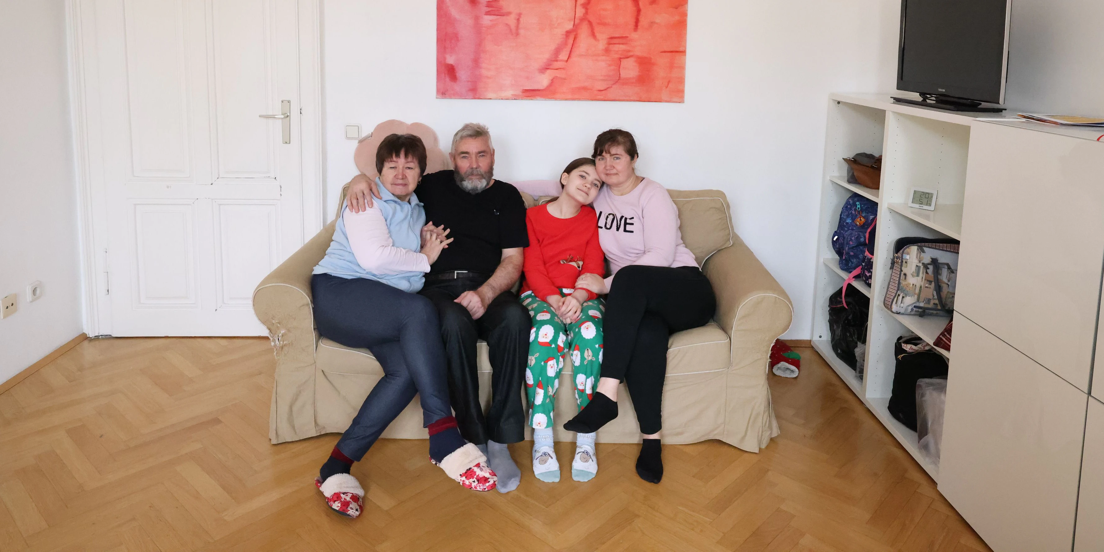 Liubov, Anatoliy, Mariia und Yevhenia sind nach drei Wochen dramatischer Flucht in Wien angekommen. 