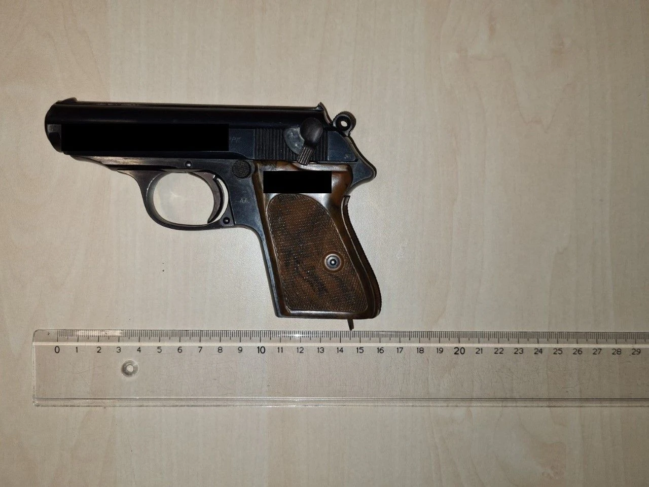 Bei dem Mann wurde auch eine Schusswaffe sichergestellt. 