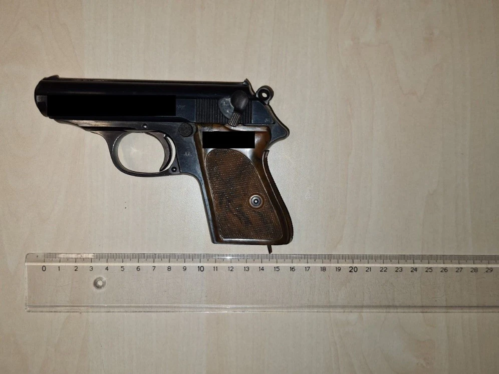 Bei dem Mann wurde auch eine Schusswaffe sichergestellt. 