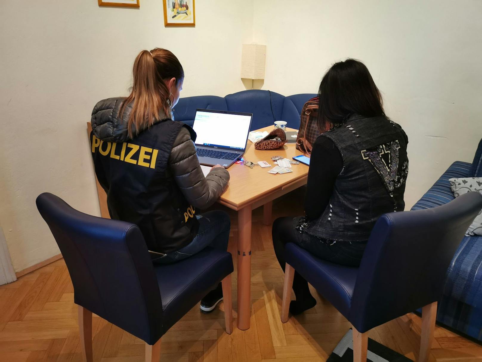Schwerpunktaktion gegen illegale Prostitution in einer extra angemieteten Privat-Wohnung in Wien