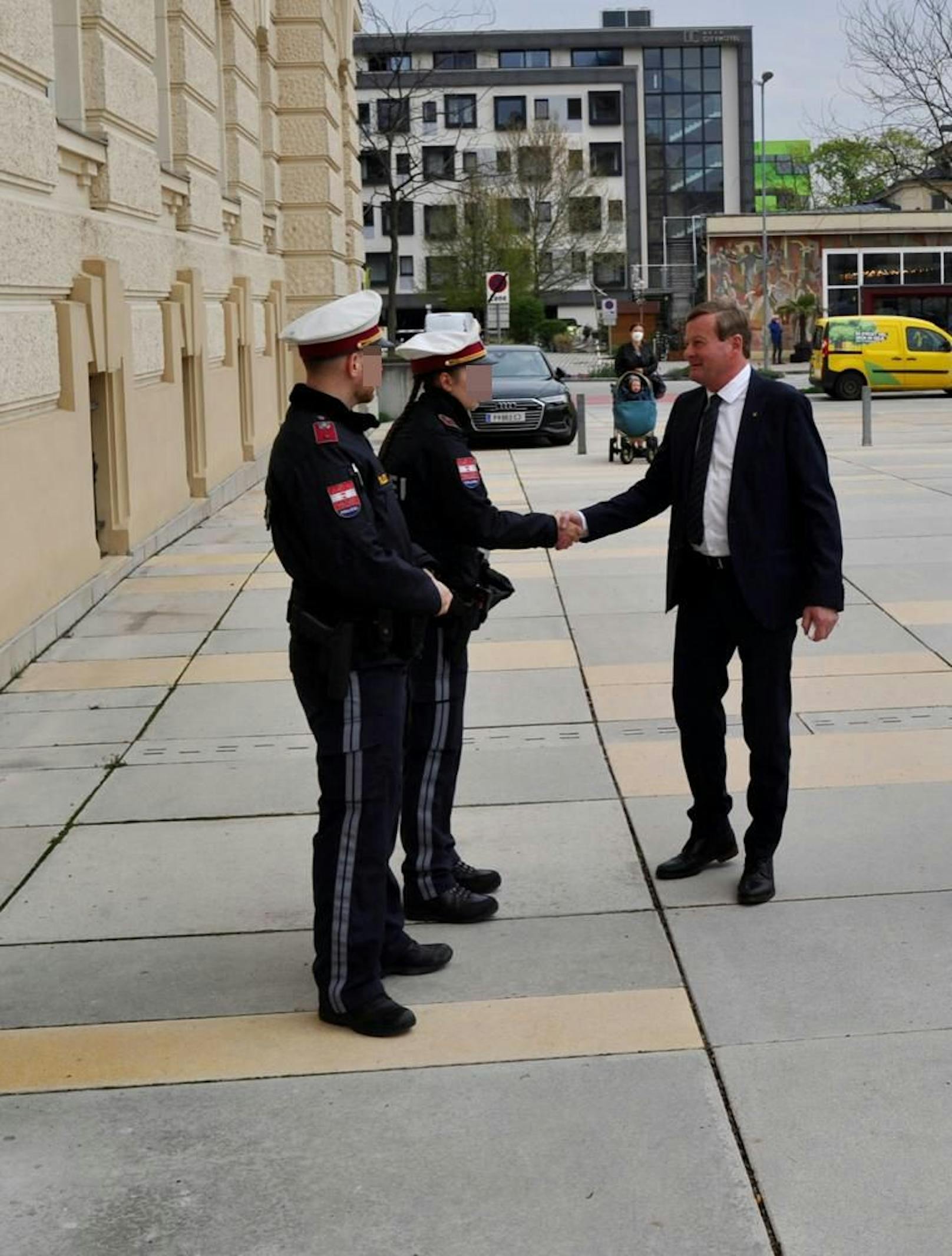 Waldhäusl begrüßte die Polizisten beim Prozesstag am 27. April.