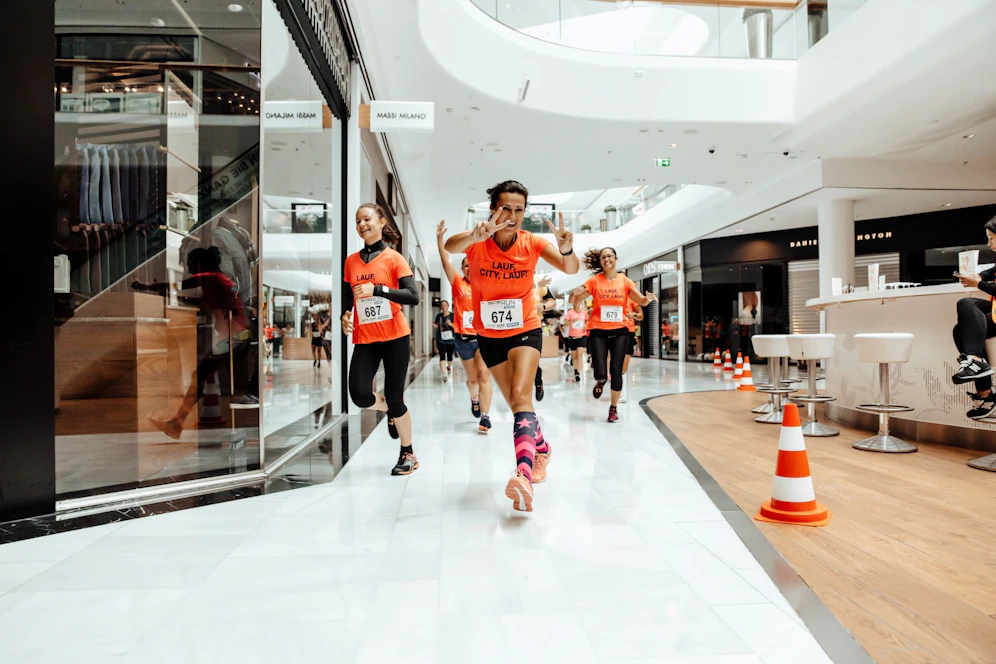 Ein Indoor-Erlebnis der besonderen Art: Der SCS RUN führt streckenweise auch durch die Westfield Shopping City Süd.