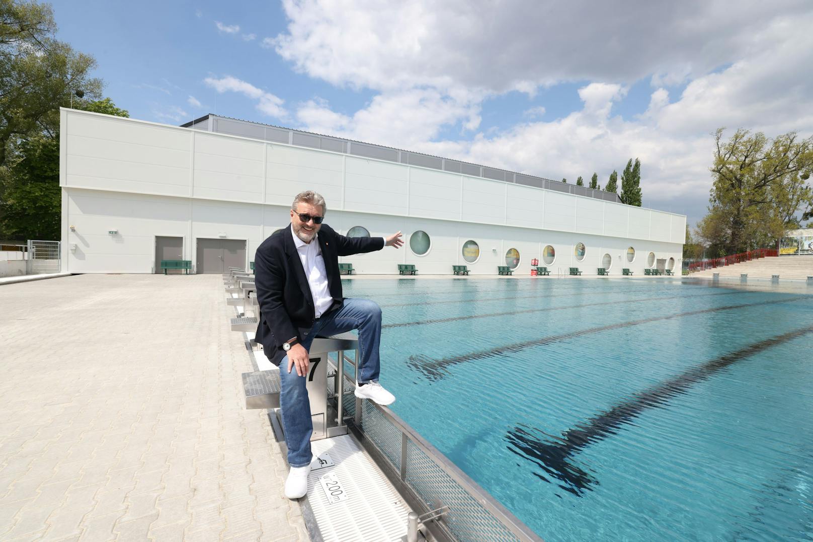 Sportstadtrat Peter Hacker (SPÖ) machte sich ein Bild von den Neuerungen im Wiener Stadionbad.