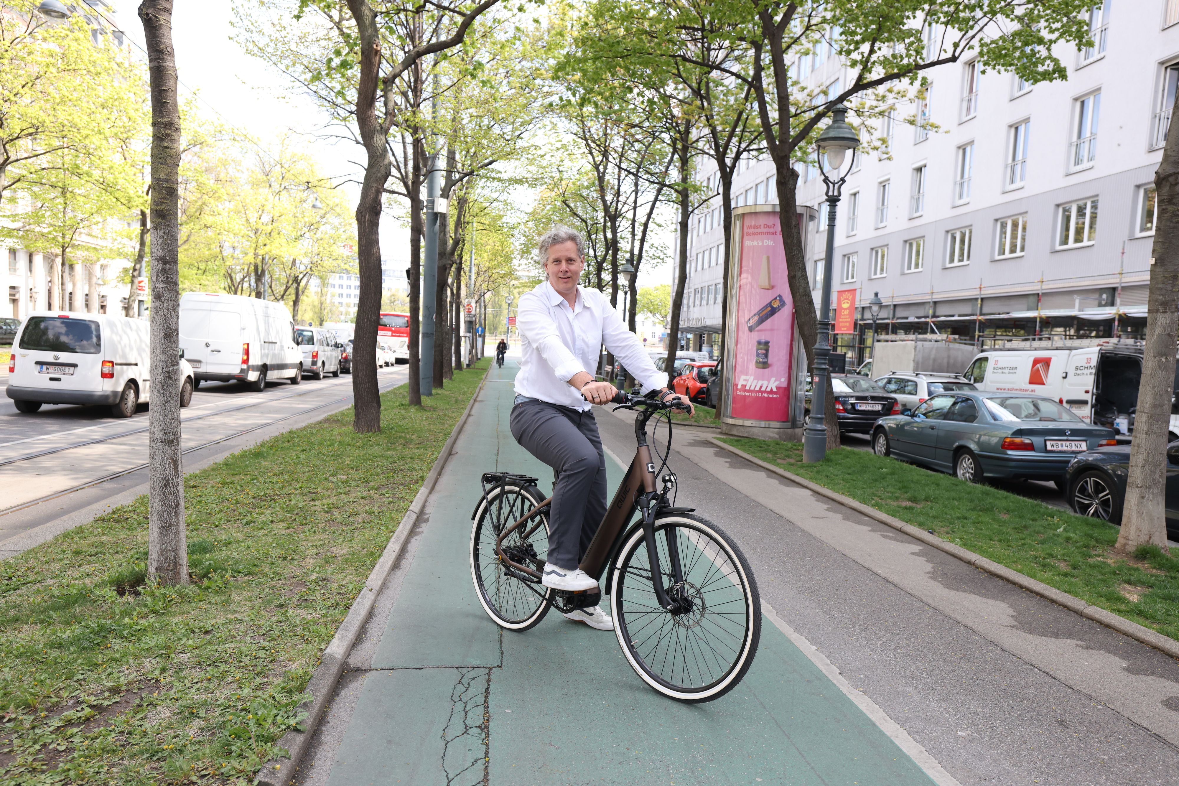 Stefan Wisiak, Chef von E-Bike Hersteller Qwic in Österreich, pendelt täglich auf zwei Rädern. Den E-Bike-Boom in Wien spürt er stark.