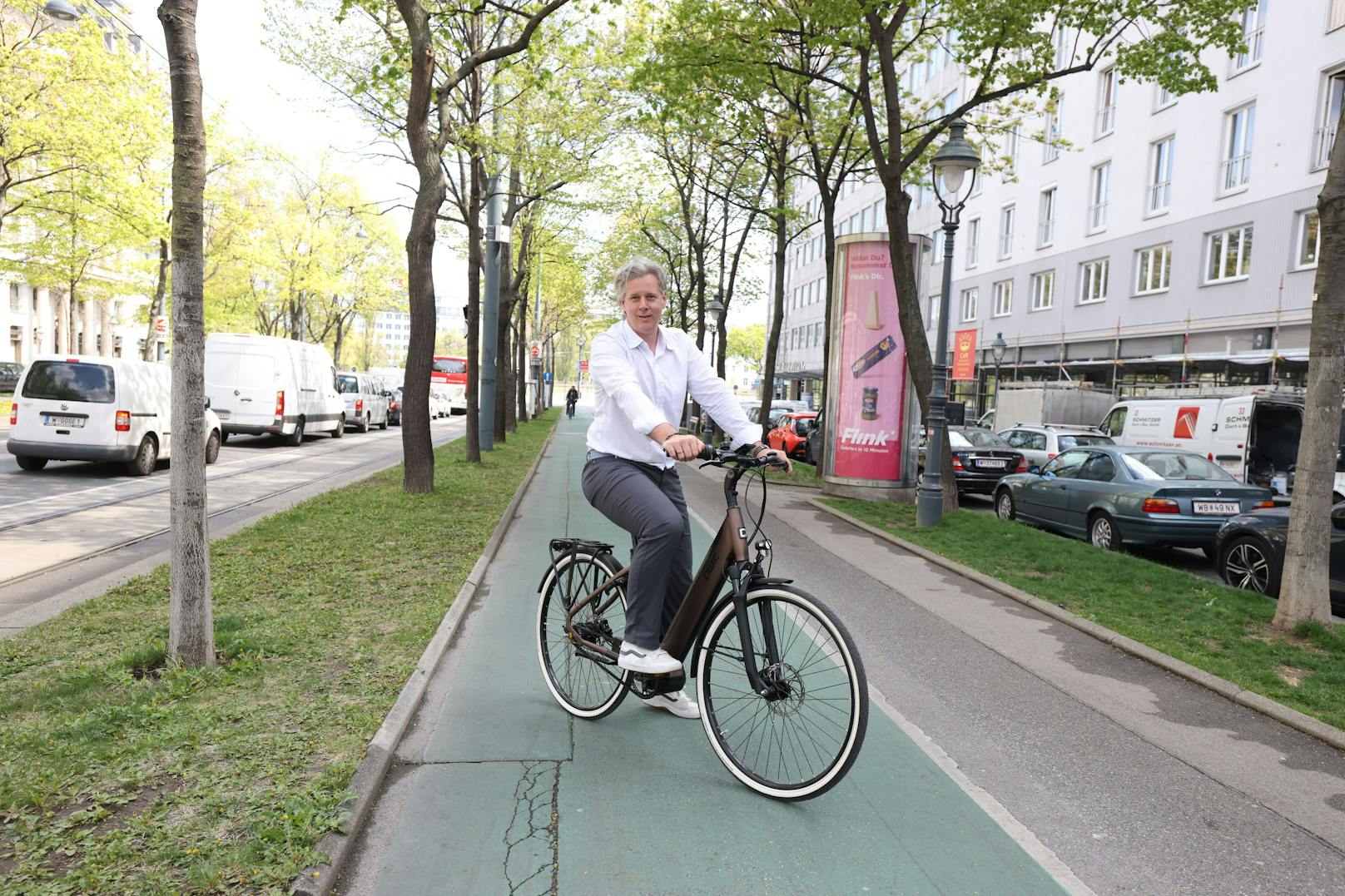 Stefan Wisiak, Chef von E-Bike Hersteller "Qwic" in Österreich, spürt den E-Bike-Boom in Wien stark. Er selbst pendelt täglich auf zwei Rädern.
