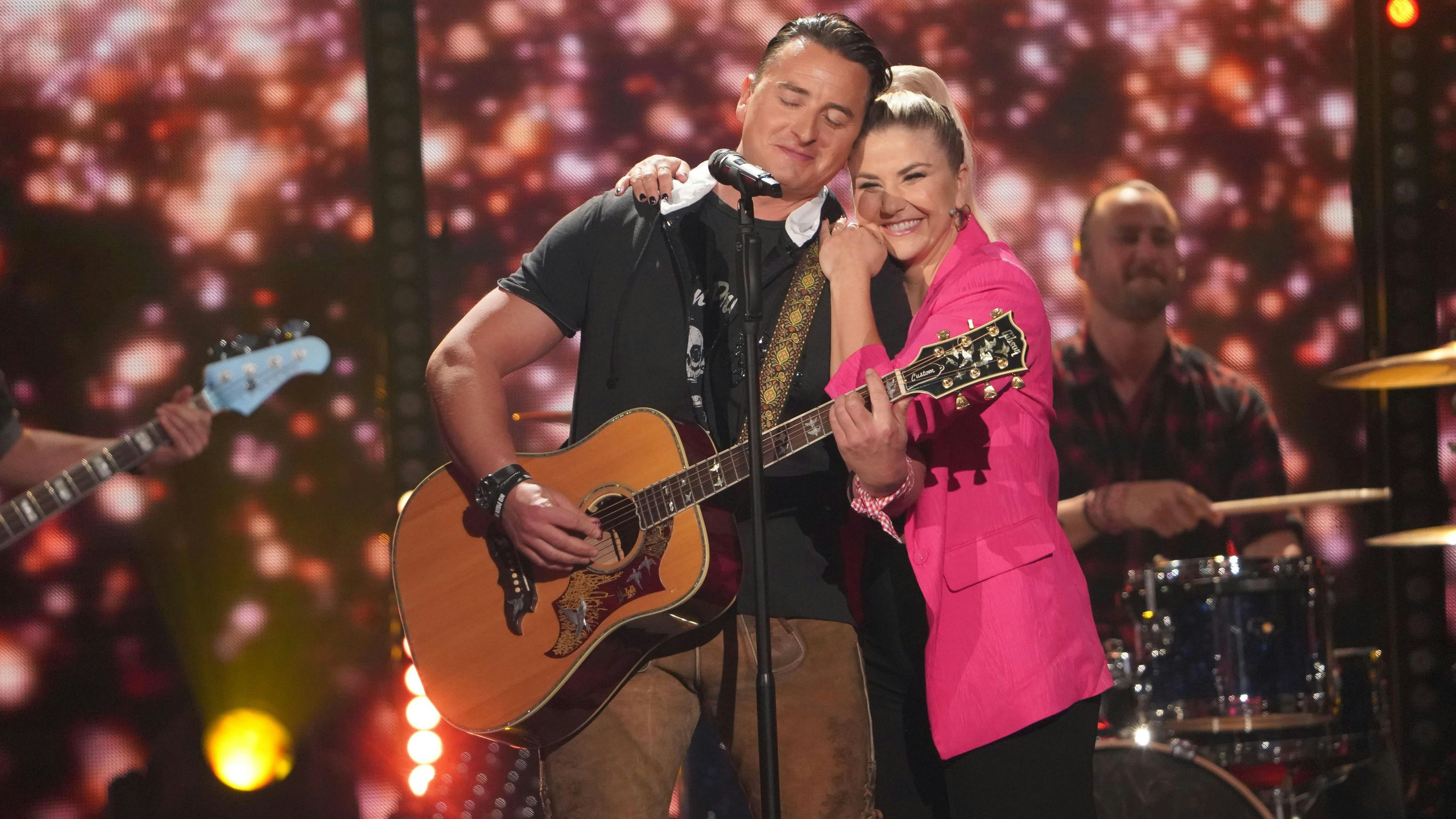 Download von www.picturedesk.com am 28.04.2022 (16:04).  05 April 2022, Berlin: Beatrice Egli and Andreas Gabalier are on stage during the recording of the "Beatrice Egli Show". The show will be broadcast on SWR and MDR television on April 23, 2022. Photo: Joerg Carstensen/dpa - 20220405_PD10511 - Rechteinfo: Rights Managed (RM)