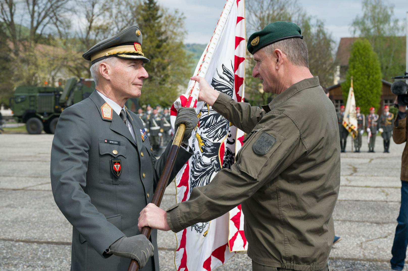 Generalleutnant Franz Reißner übergibt die Fahne der Streitkräfte an den Chef des Generalstabes.