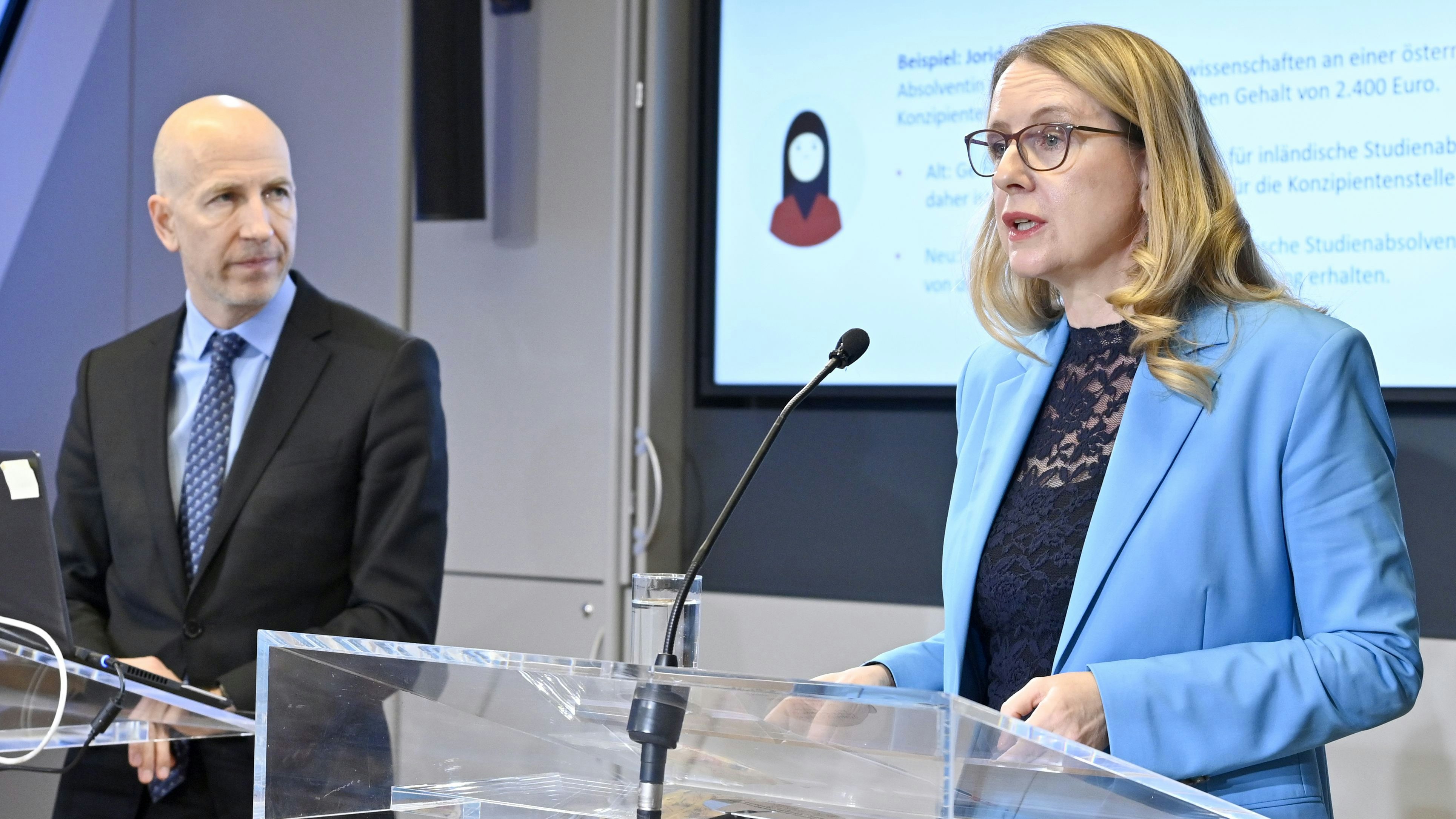 Arbeitsminister Martin Kocher (ÖVP) und Wirtschaftsministerin Margarete Schramböck (ÖVP) präsentierten die Reform der Rot-Weiß-Rot-Karte.
