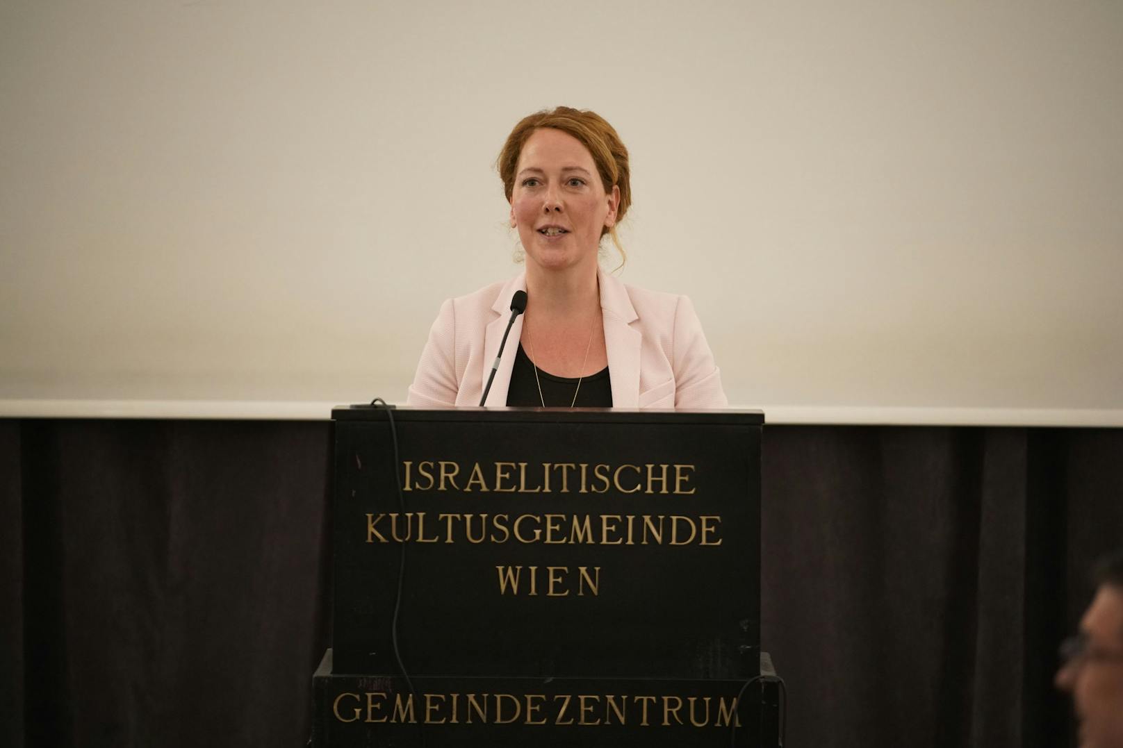 ... die Laudatio für Dr.in Jennifer Kickert kam von Judith Pühringer, Stadträtin der Grünen Wien.