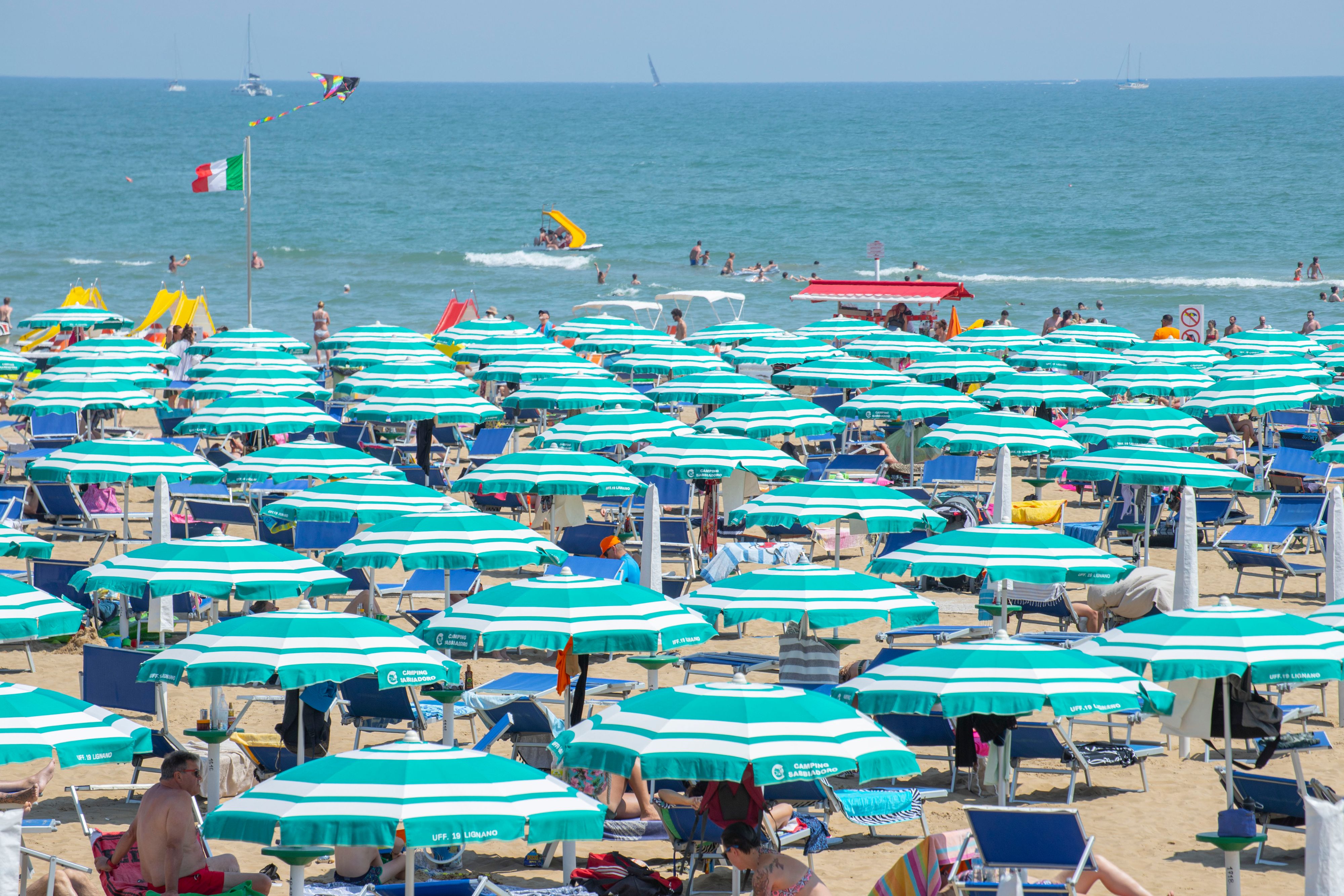 Download von www.picturedesk.com am 29.04.2022 (10:43).  Italien: Aufgrund der Lockerungen in der Corona virus krise ist das Reisen nun wieder möglich. In Lignano kam es am Wochenende zu Fronleichnam zu einem regelrechten Ansturm von jungen TouristInnen aus Österreich. Dies sorgte mitunter für Unmut in der italienischen Bevölkerung, da sich österreichsiche Jugendliche Alkoholexzessen hingab. Im Bild: Massentourismus am Strand. Sonnenschirme und Liegestühle. Lignano Sabbiadoro, Italien. 05.06.2021 // Italy: Due to general reopening measures in the currenct corona virus crisis, travelling is possibe again. On the holiday weekend ,,Fronleichnam" tourists from Austria and Germany were rushing the beahces of Lignano. Especially young austrian citizens lead to displeasure in Italy due to their excessive consumption of alcohol. Picture: Typical mass tourism beach scene in Italy. Sunshades and deckchairs. Lignano Sabbiadoro, Italy. June 5th, 2021. - 20210605_PD15013 - Rechteinfo: Rights Managed (RM)
