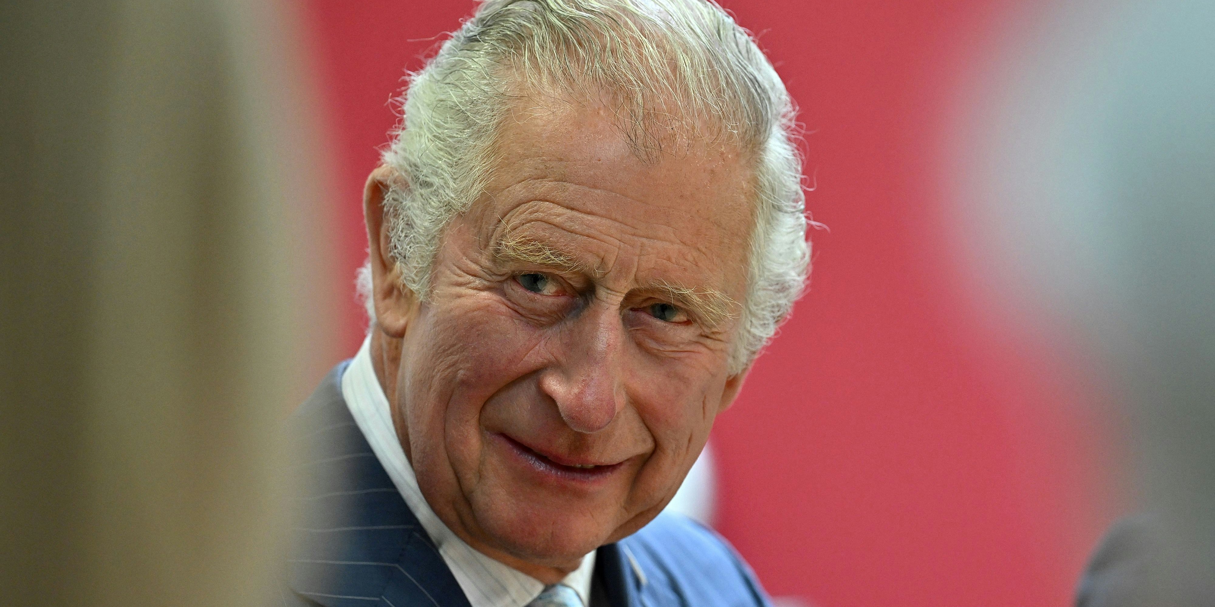 Download von www.picturedesk.com am 29.04.2022 (13:43).  Britain's Prince Charles, Prince of Wales meets with members of staff and with families whose Ukrainian relatives have escaped the conflict in Ukraine, during a visit at World Jewish Relief Office, in London, on April 28, 2022. (Photo by Ben Stansall / various sources / AFP) - 20220428_PD4285 - Rechteinfo: Rights Managed (RM) Nur für redaktionelle Nutzung! Werbliche Nutzung erfordert Freigabe: bitte schicken Sie uns eine Anfrage.