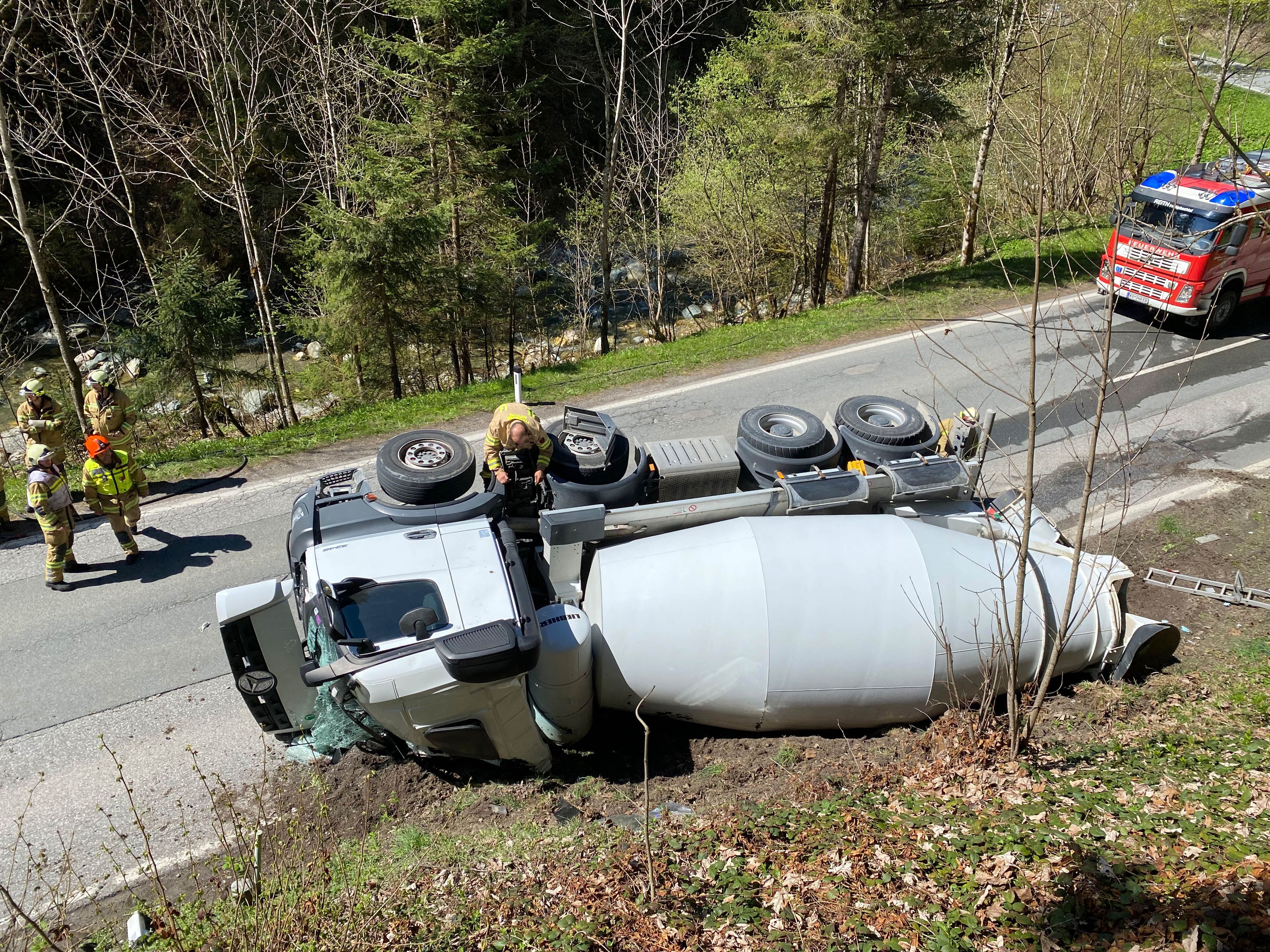 Der Lkw-Lenker musste aus der Fahrer-Kabine befreit werden.