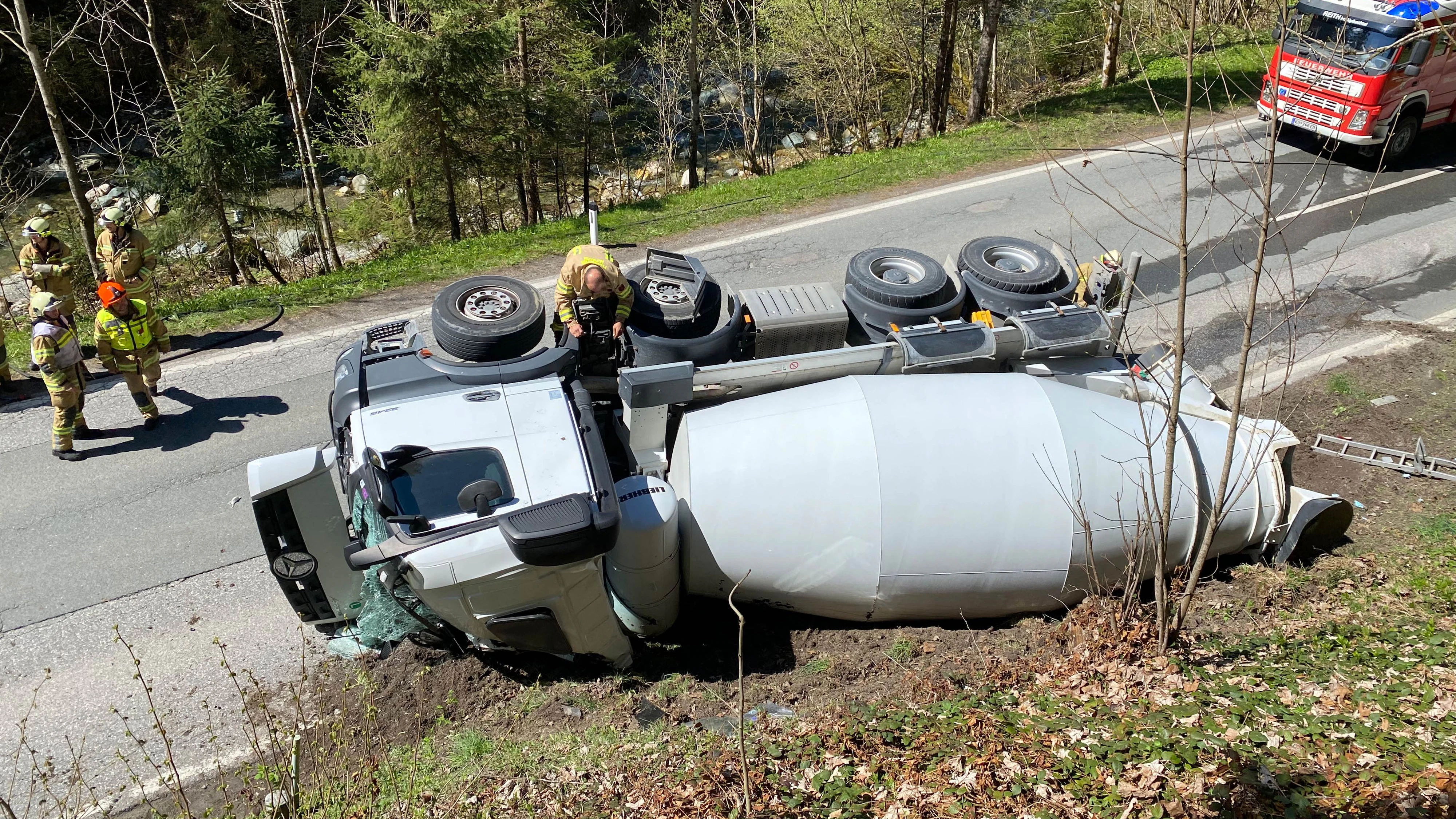 Reith im Alpbachtal-Verkehrsunfall mit Betonmischwagen-Fotocredit: ZOOM.TIROL 