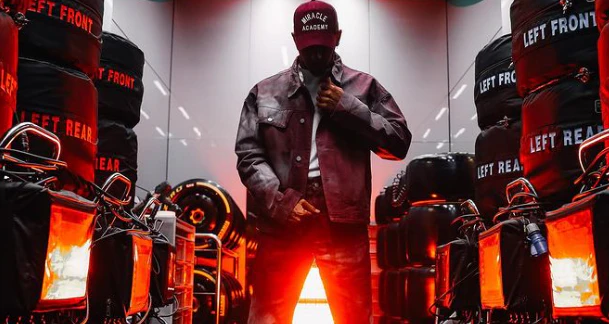 Lewis Hamilton lässt die Fans rätseln