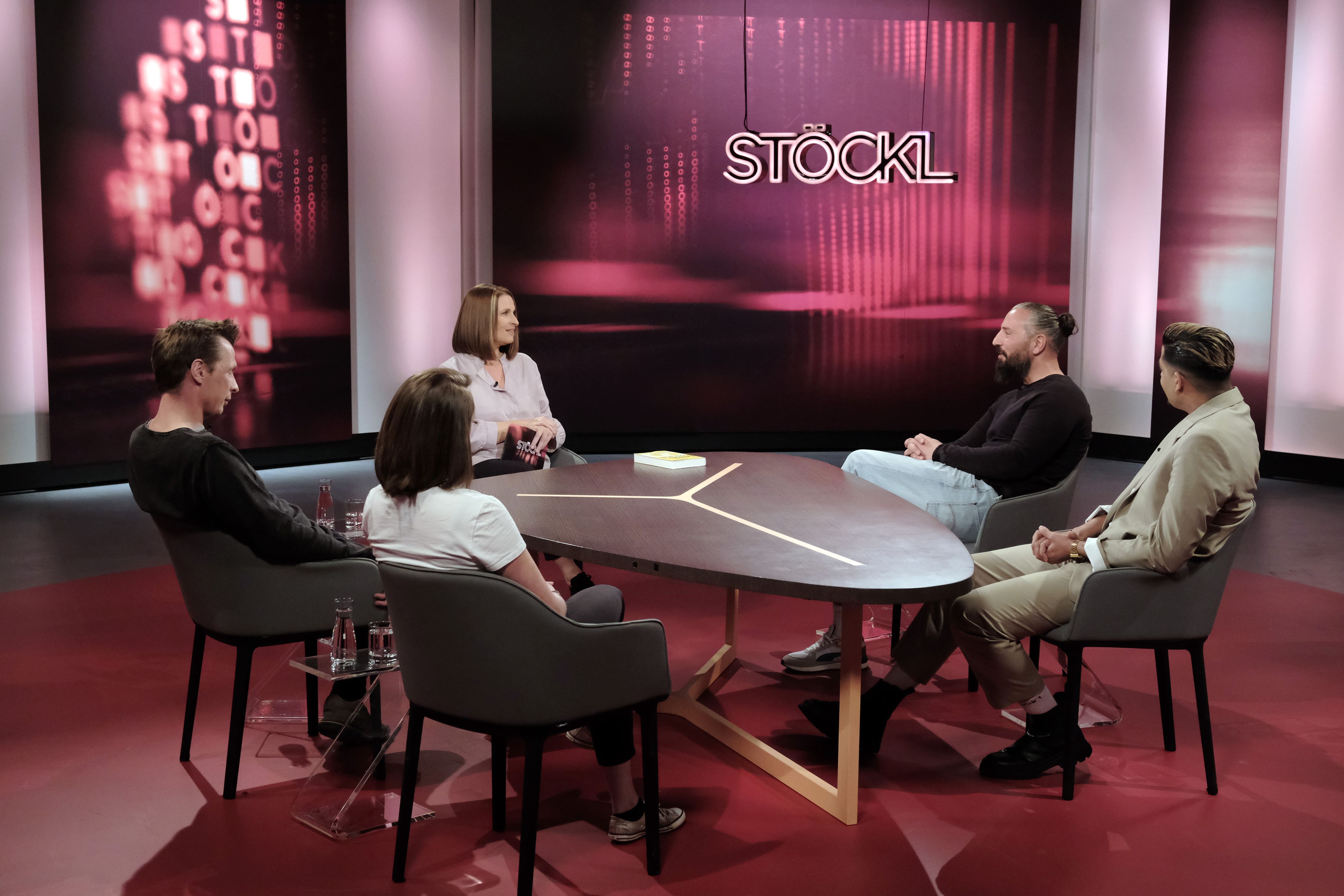 Barbara Stöckl plaudert mit Murathan Muslu.