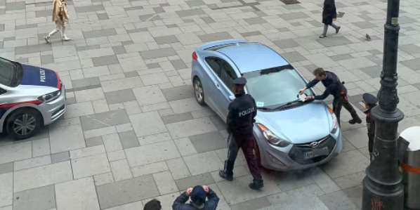 Falsch abgestellte PKW (wie hier in einem extremen Fall direkt vorm Steffl) müssen sich ab Juni auf eine Strafe einstellen, sofern sie kein Parkpickerl haben.