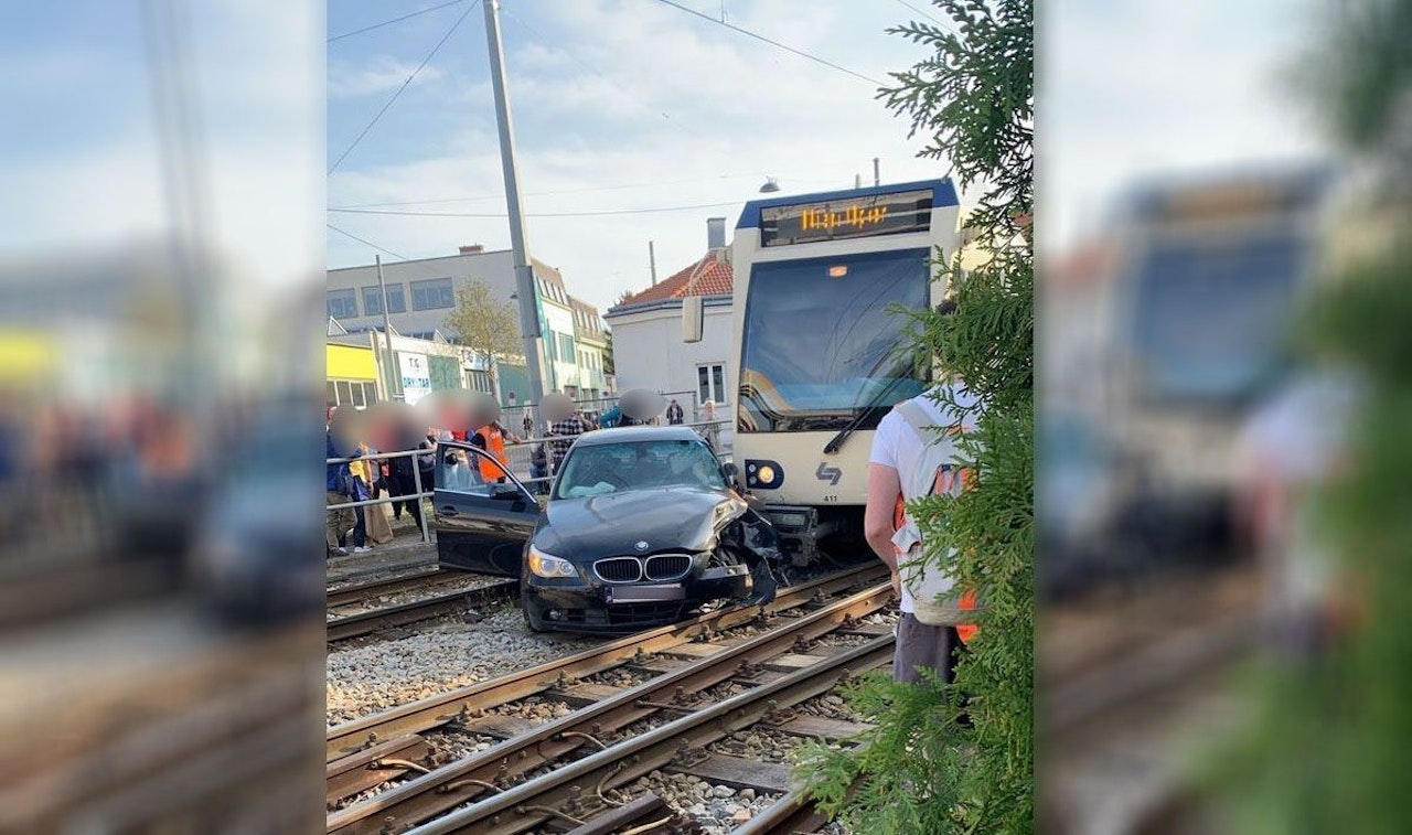 Heute.at - Pkw missachtet Warnsignal, Lokalbahn räumt Fahrzeug ab