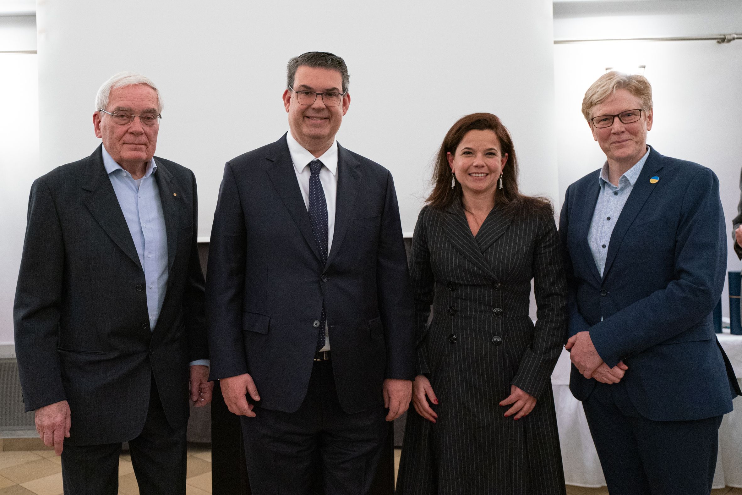 Präsident der Israelitischen Kultusgemeinde Wien (IKG), <strong>Oskar Deutsch</strong> (2.v.l.) verleiht die Torberg-Medaille an Günther Havranek (links), DDr.in Barbara Glück (2.v.r.) und Dr.in Jennifer Kickert (ganz rechts)