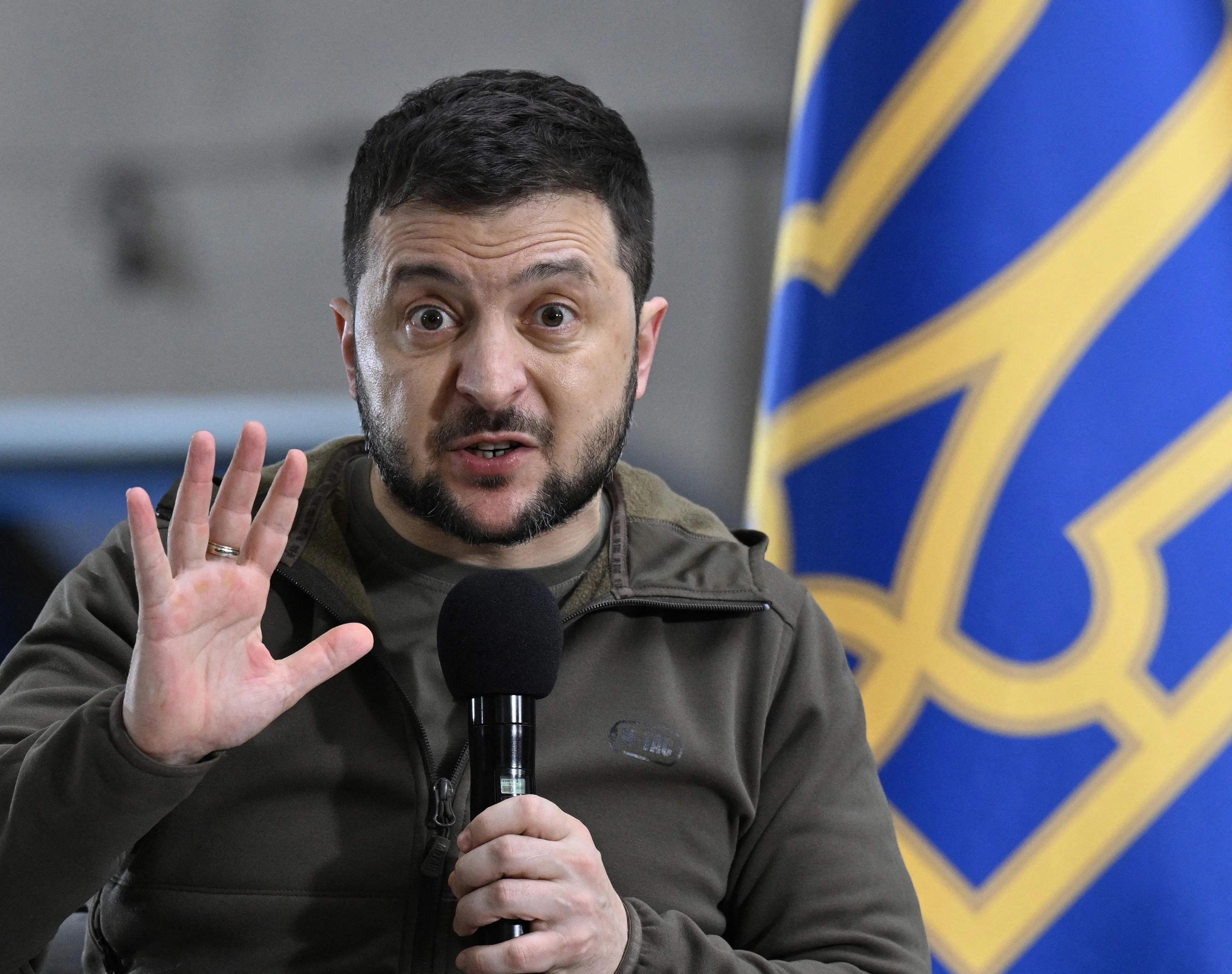 Download von www.picturedesk.com am 29.04.2022 (18:55).  Ukrainian President Volodymyr Zelensky addresses a press conference with international media in an underground metro station in Kyiv on April 23, 2022. - Zelensky criticised a decision by UN Secretary Generalto visit Moscow on April 26, before heading to Kyiv. (Photo by Genya SAVILOV / AFP) - 20220423_PD15669 - Rechteinfo: Rights Managed (RM) Nur für redaktionelle Nutzung! Werbliche Nutzung erfordert Freigabe: bitte schicken Sie uns eine Anfrage.