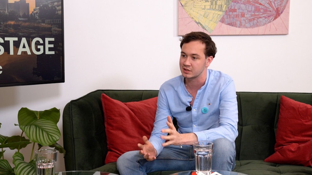 Julian Christian, Vorsitzender der Bundesjugendvertretung, kritisiert die fehlende Umsetzung der Anpassung von Behindertenrechten in Österreich.