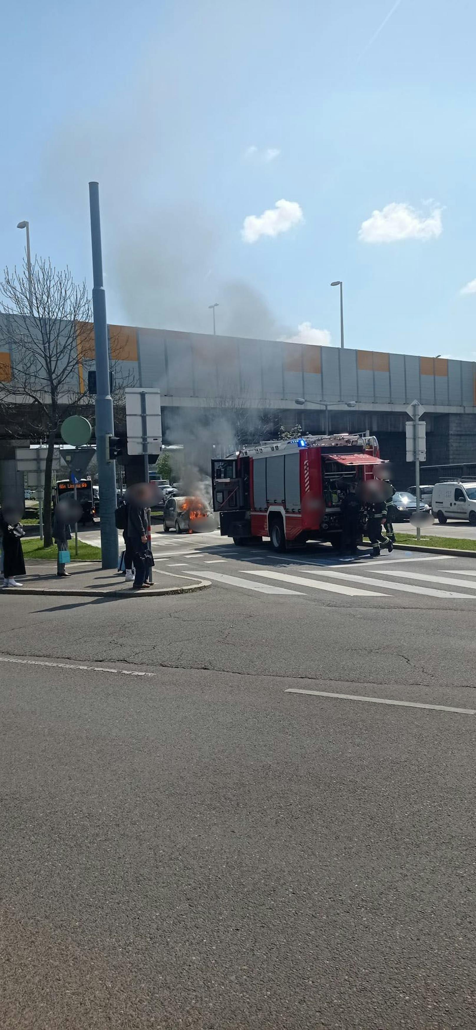 Auto brennt in Triester Straße ab