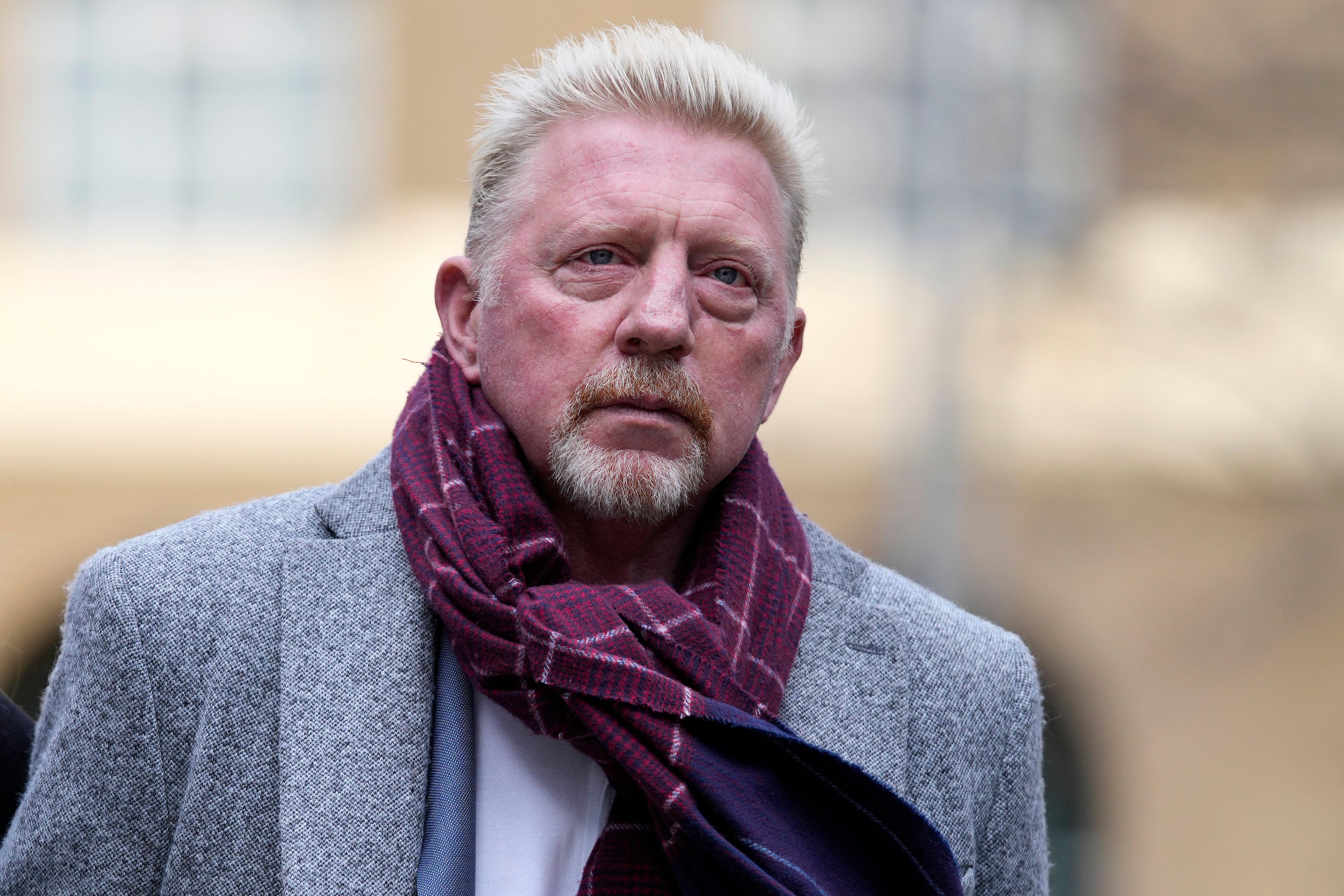 Seine Mutter macht sich große Sorgen um ihn: "Ich hoffe, dass er nicht ins Gefängnis muss." Er sei immer ein "anständiger Bub" gewesen. 