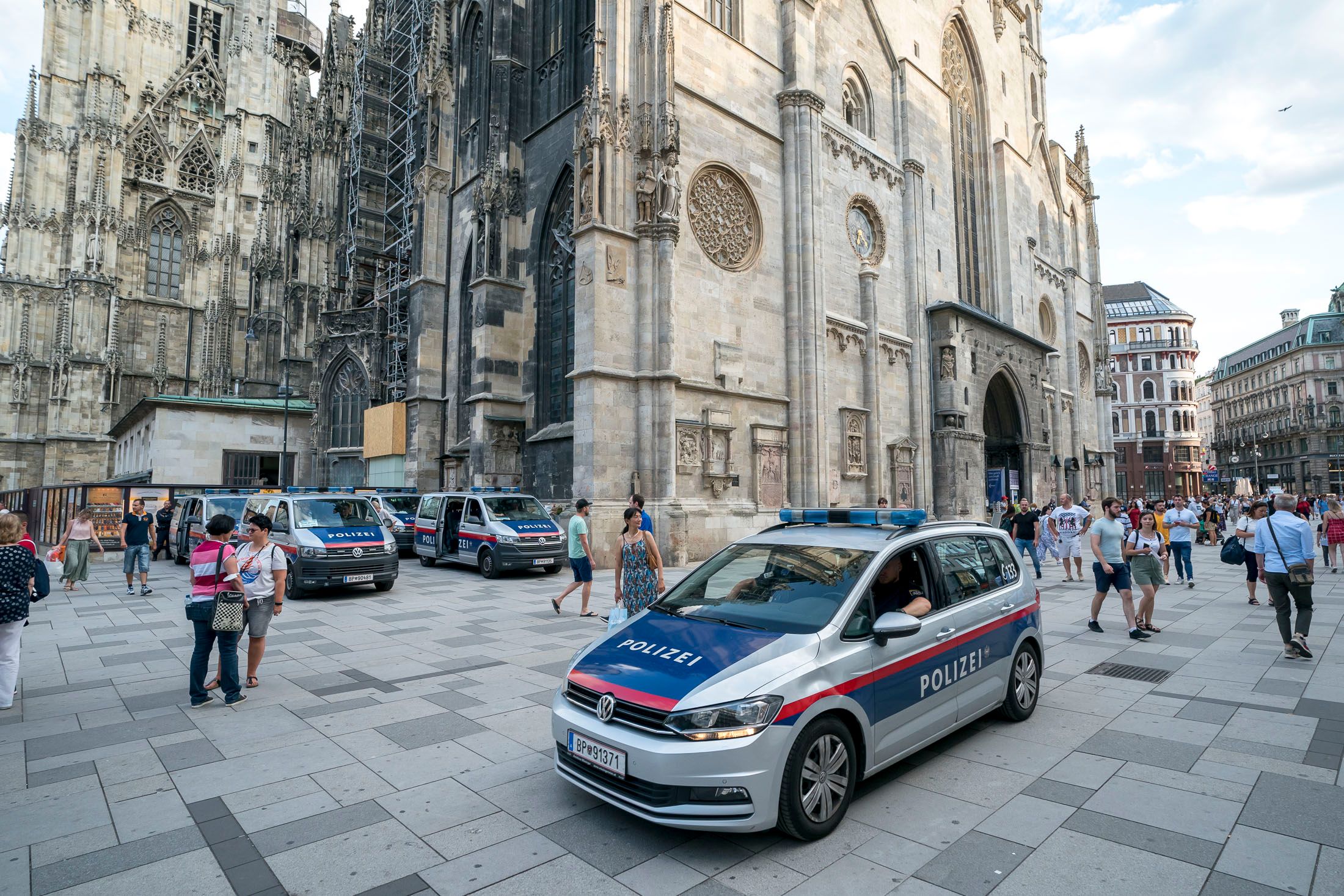 Vier Männer pöbelten in einem Lokal mehrere Gäste an und attackierten einen 50-Jährigen mit einer Glasflasche (Symbolbild).