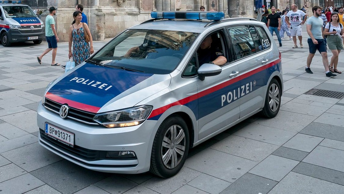 Die Drogenlenkerin raste davon, ein im Weg stehendes Polizeiauto konnte sie stoppen. (Symbolbild)