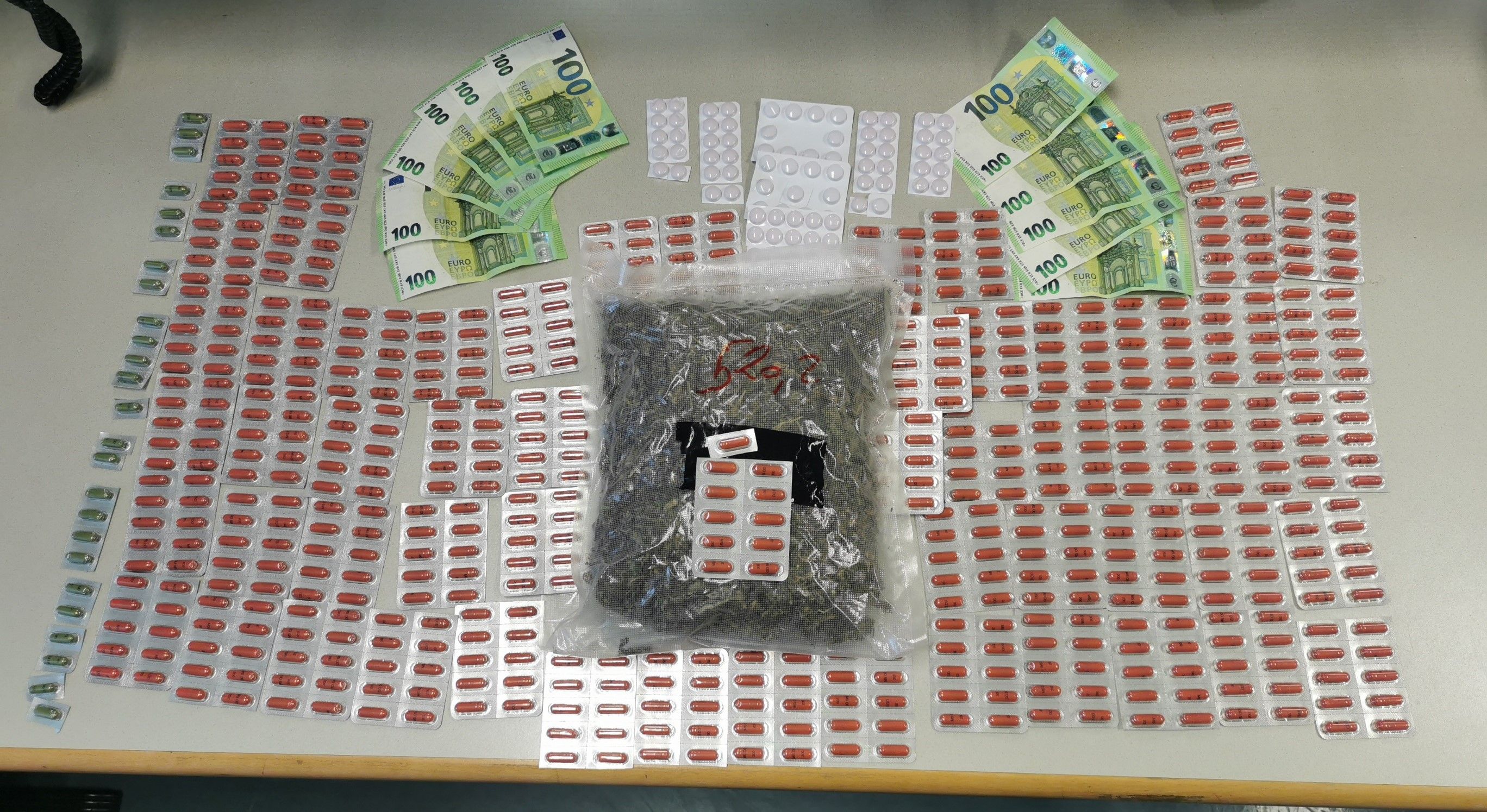 600 Kapseln Substitol, 85 Tabletten Compensan und 1.100 Euro wurden sichergestellt.