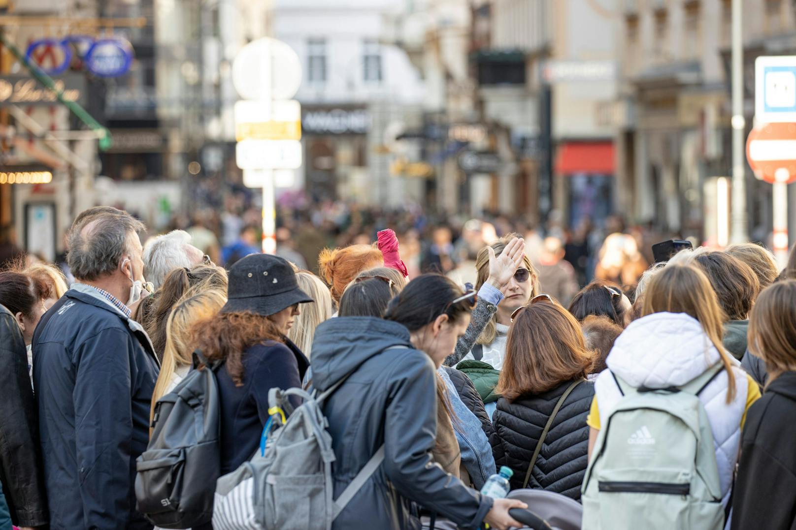 Aufgrund der sinkenden Corona-Zahlen und der damit einhergehenden Lockerungen bezüglich der Reisebestimmungen kommen vermehrt Touristen und Touristinnen in die Wiener Innenstadt. 