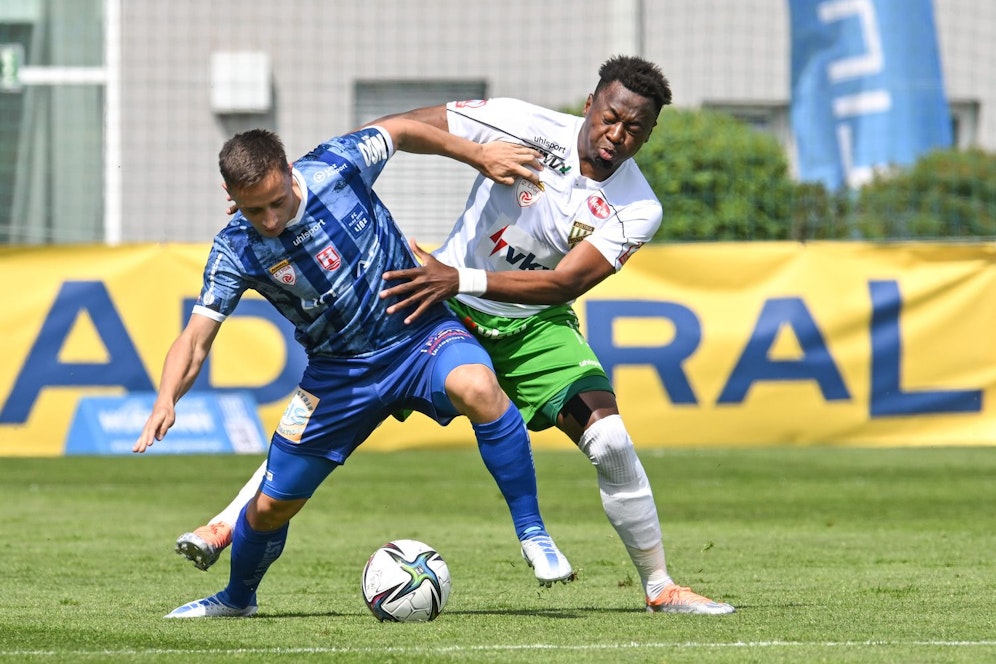 Austria Lustenau im Duell mit Blau Weiß Linz. 