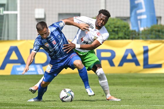 Austria Lustenau im Duell mit Blau Weiß Linz.