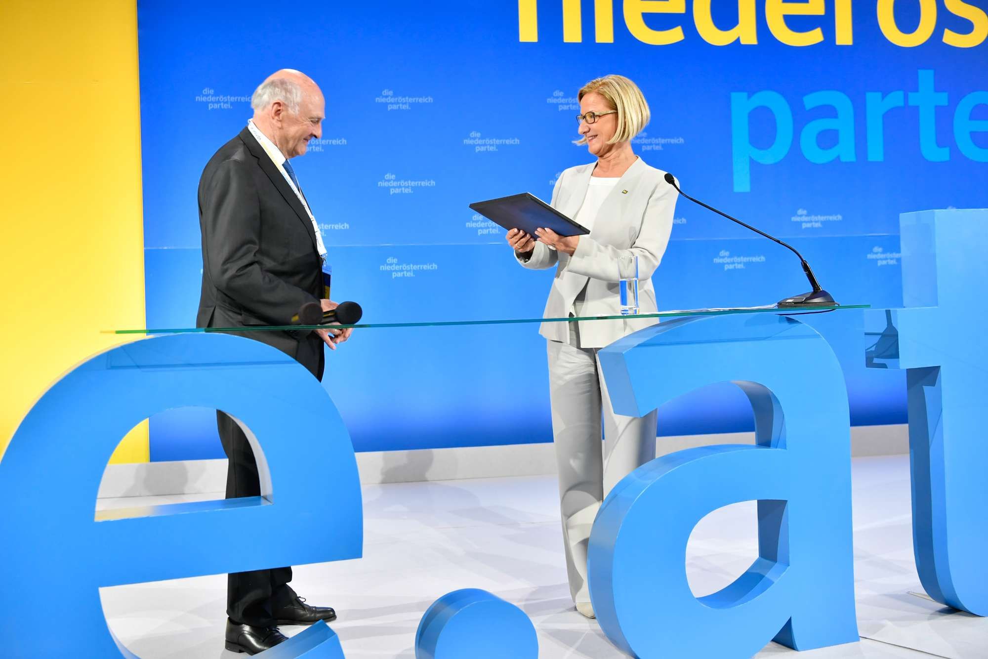 Johanna Mikl-Leitner überreichte ihren Vorgänger Erwin Pröll zum 75- Geburtstag Zusammenstellung aller Filmaufnahmen mit ehemaligen Landeshauptmann. 