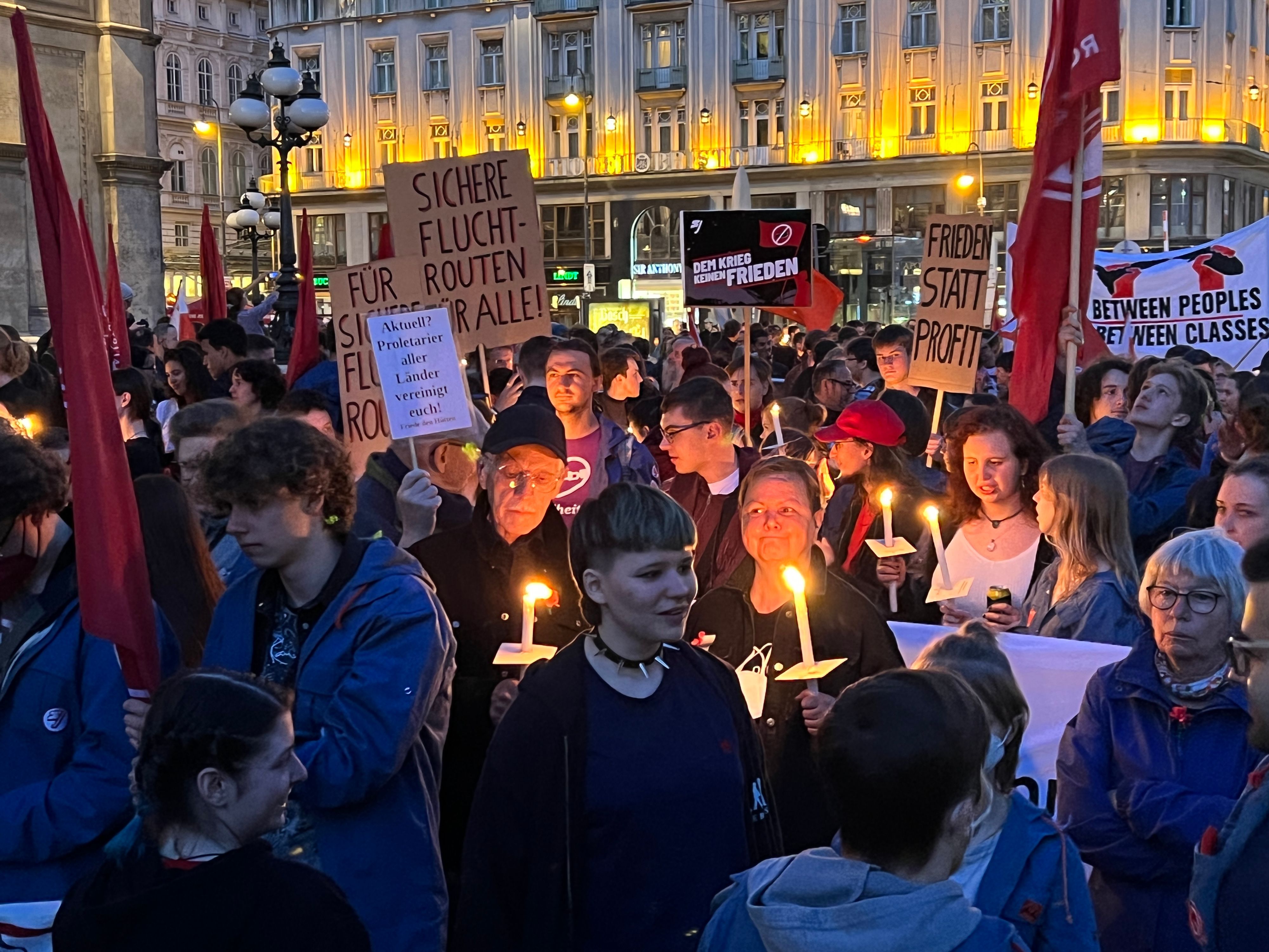 Auch in diesem Jahr organisiert die Sozialisische Jugend Wien ein Fackelzug gegen Rechts vor der Wiener Staatsoper.