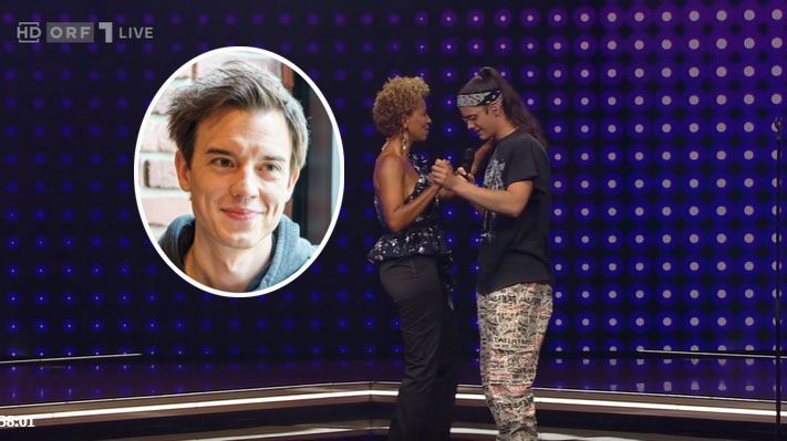 Die Moderatorin zeigt dem 