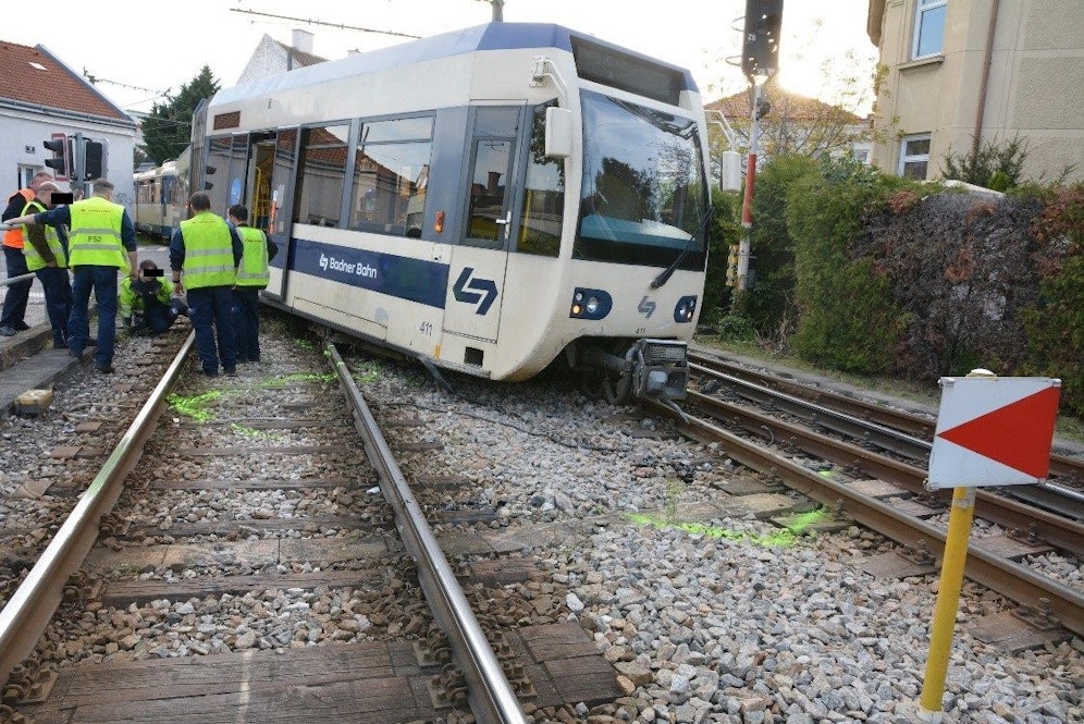 Schwerer Unfall in Wien-Liesing: Die Badner Bahn entgleiste.