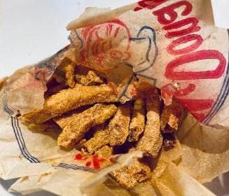 Die Pommes frites sehen noch ziemlich gut erhalten aus. Auf dem Papier ist sogar das ursprüngliche Maskottchen der Fast-Food-Kette, Speedee, abgebildet. Auch zwei leere Hamburger-Verpackungen sind zum Vorschein gekommen.