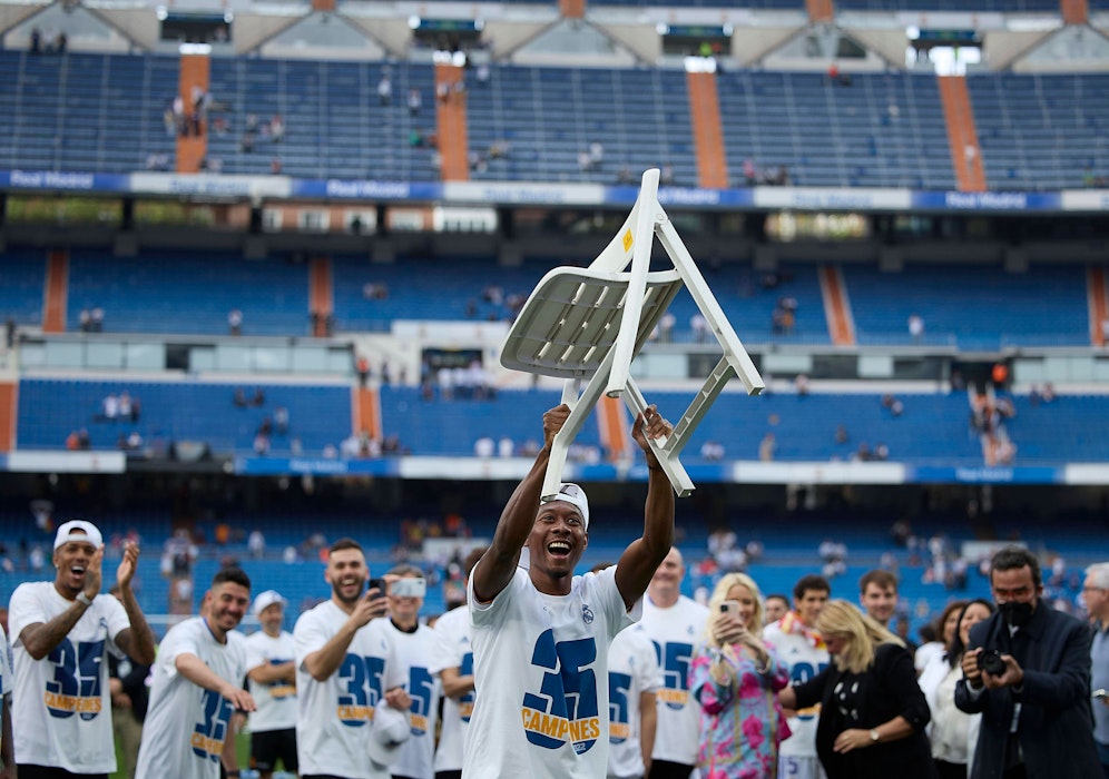David Alaba hat schon wieder einen Plastiksessel gefunden. 