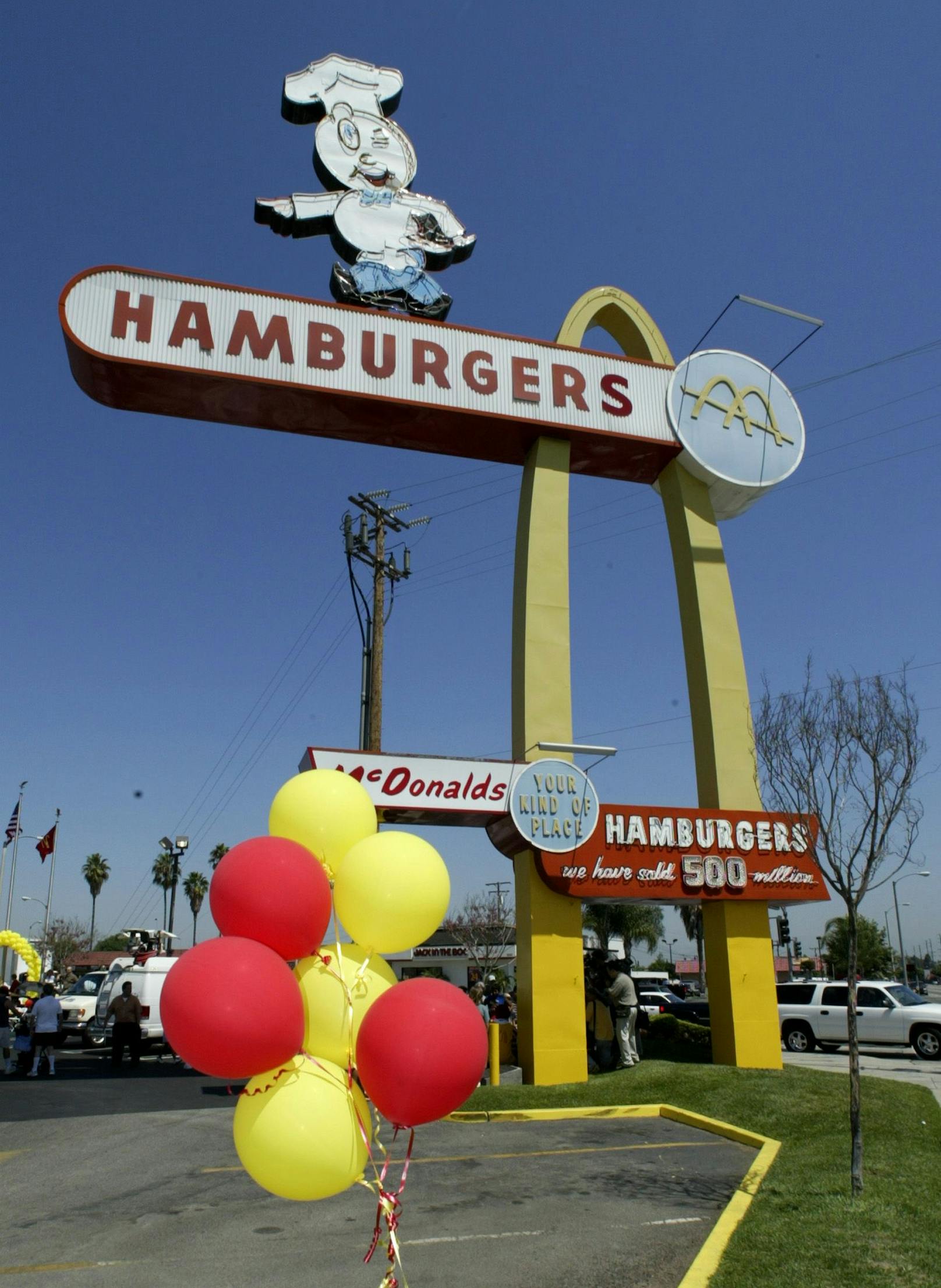 Das erste Maskottchen "Speedee" auf dem Logo der ältesten McDonald's-Filiale in Downey, Kalifornien. Archivbild 2003.