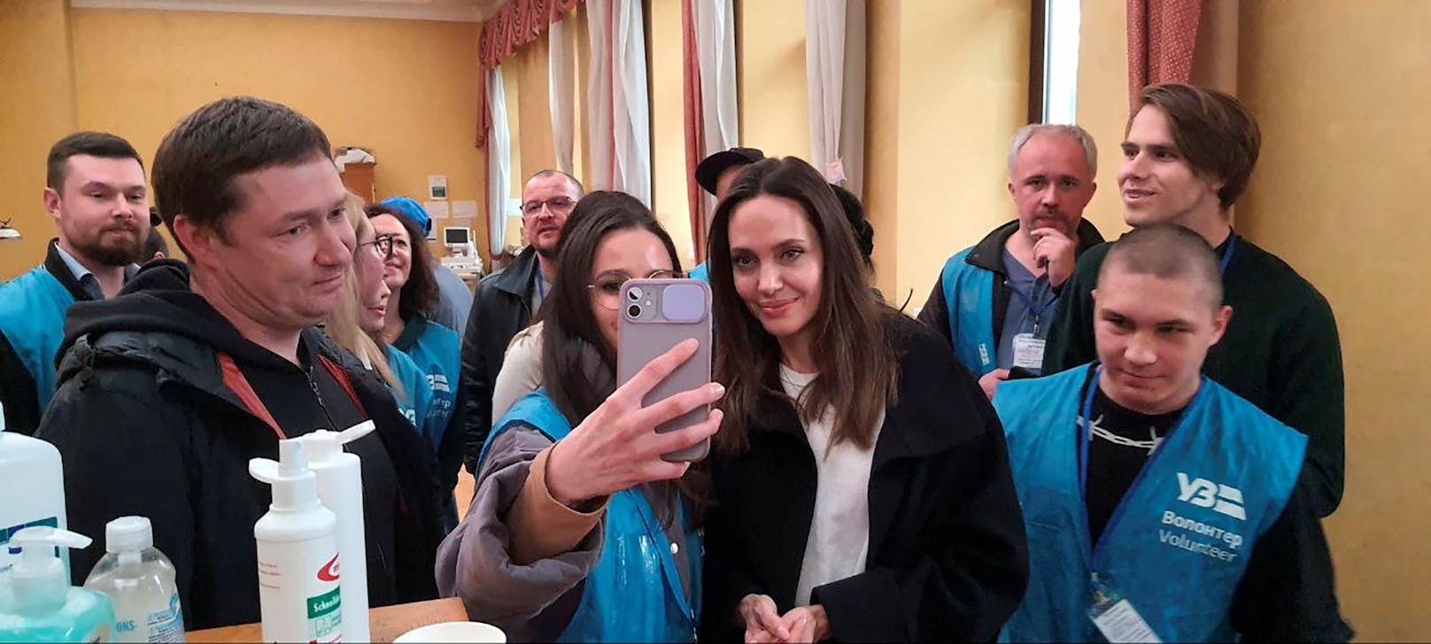 US-Superstar Angelina Jolie besuchte in ihrer Rolle als Hohe Flüchtlingskommissarin der UN am 30. April 2022 die westukrainische Lwiw (Lemberg).