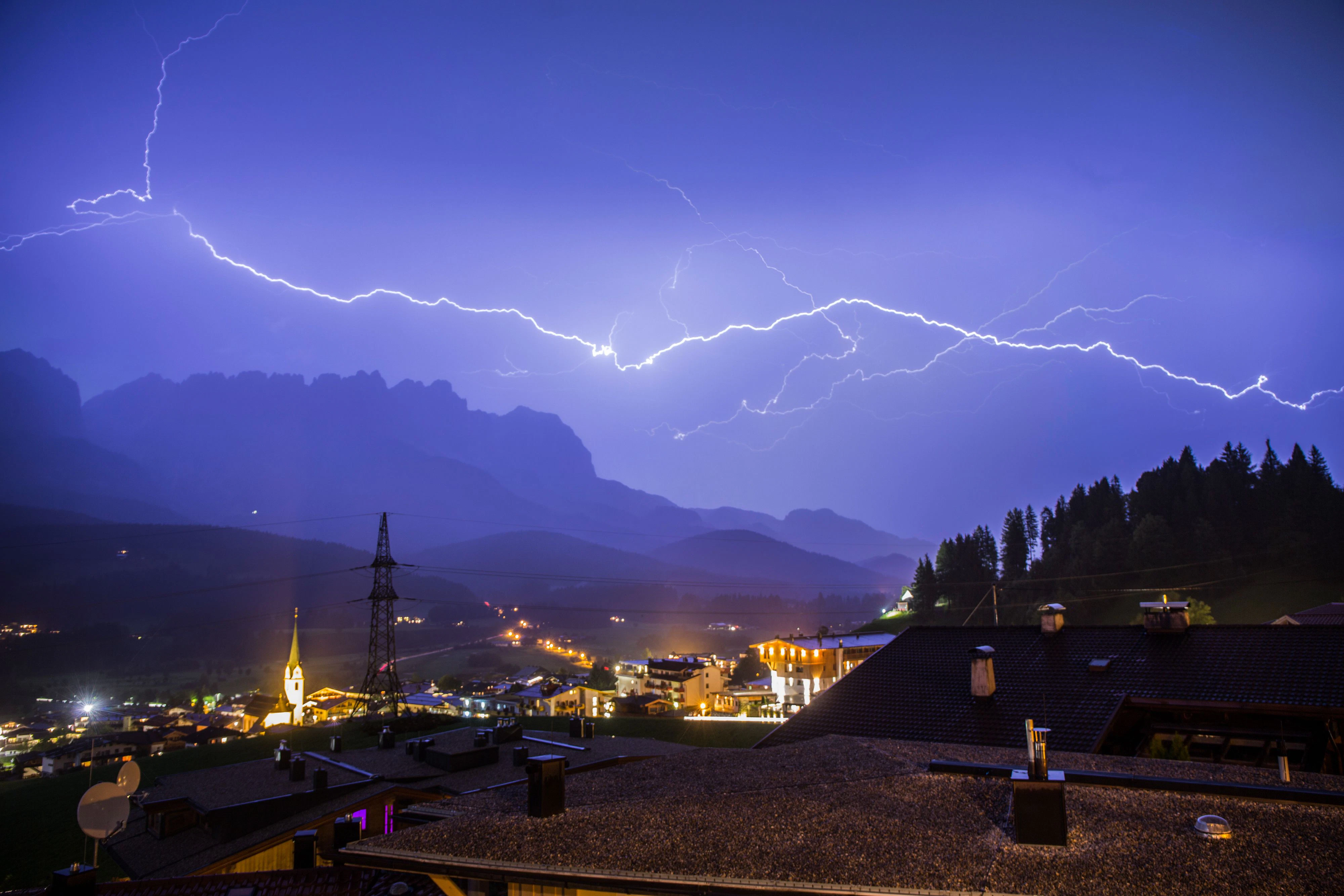 Das Wochenende startet erst fast überall recht freundlich, dann kommen aber immer mehr Gewitter.