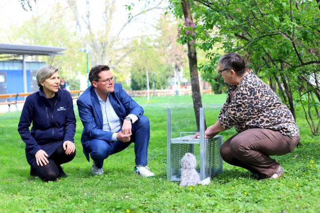 Tierschutzstadtrat Jürgen Czernohorszky (SPÖ) und Tierschutzombudsfrau Eva Persy übergaben zehn neue Fallen an das Kastrationsprojekt.