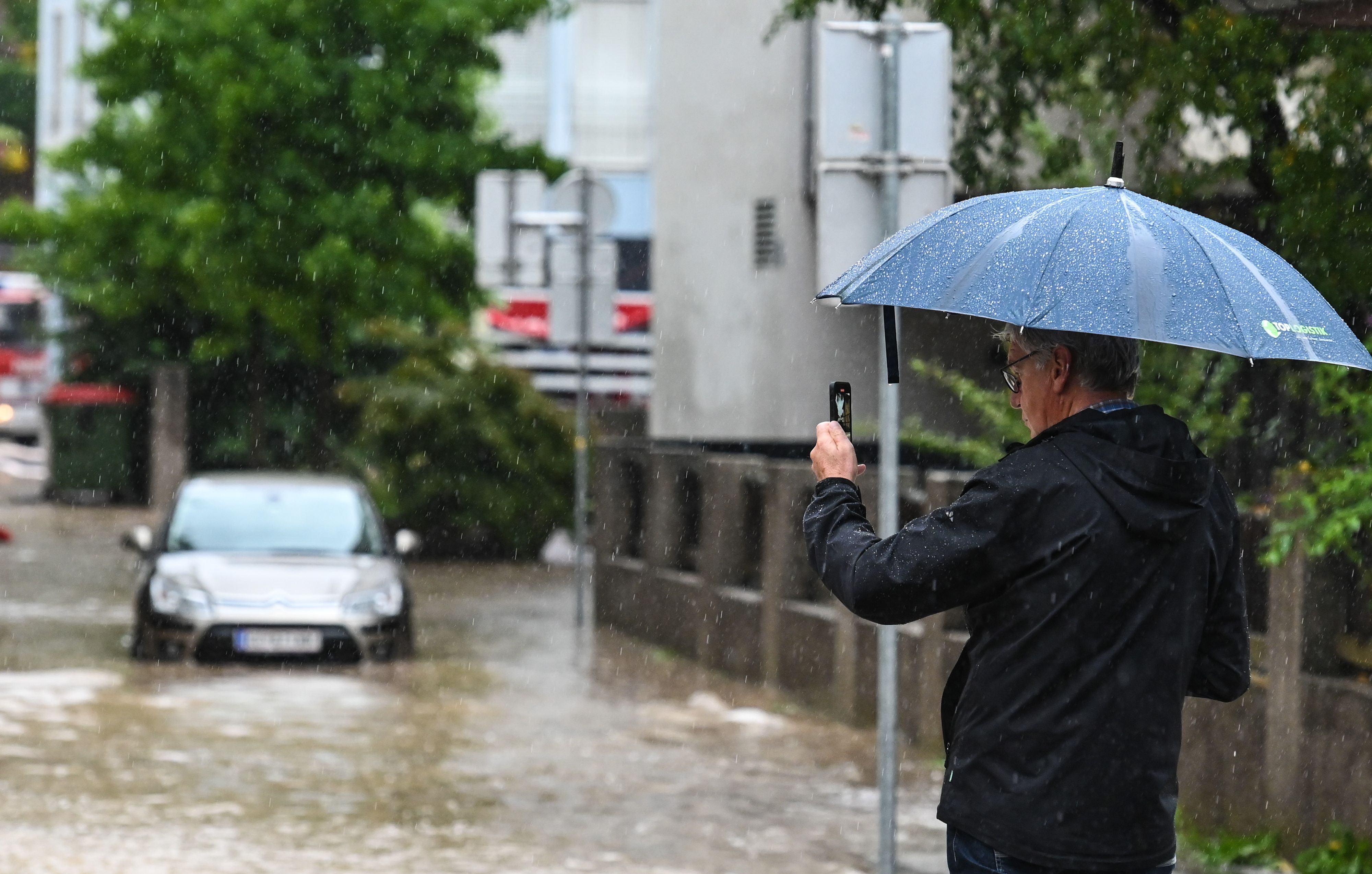 Der Mai startet mit kräftigen gewittern, die mancherorts auch zu Starkregen und Überflutungen führen können.