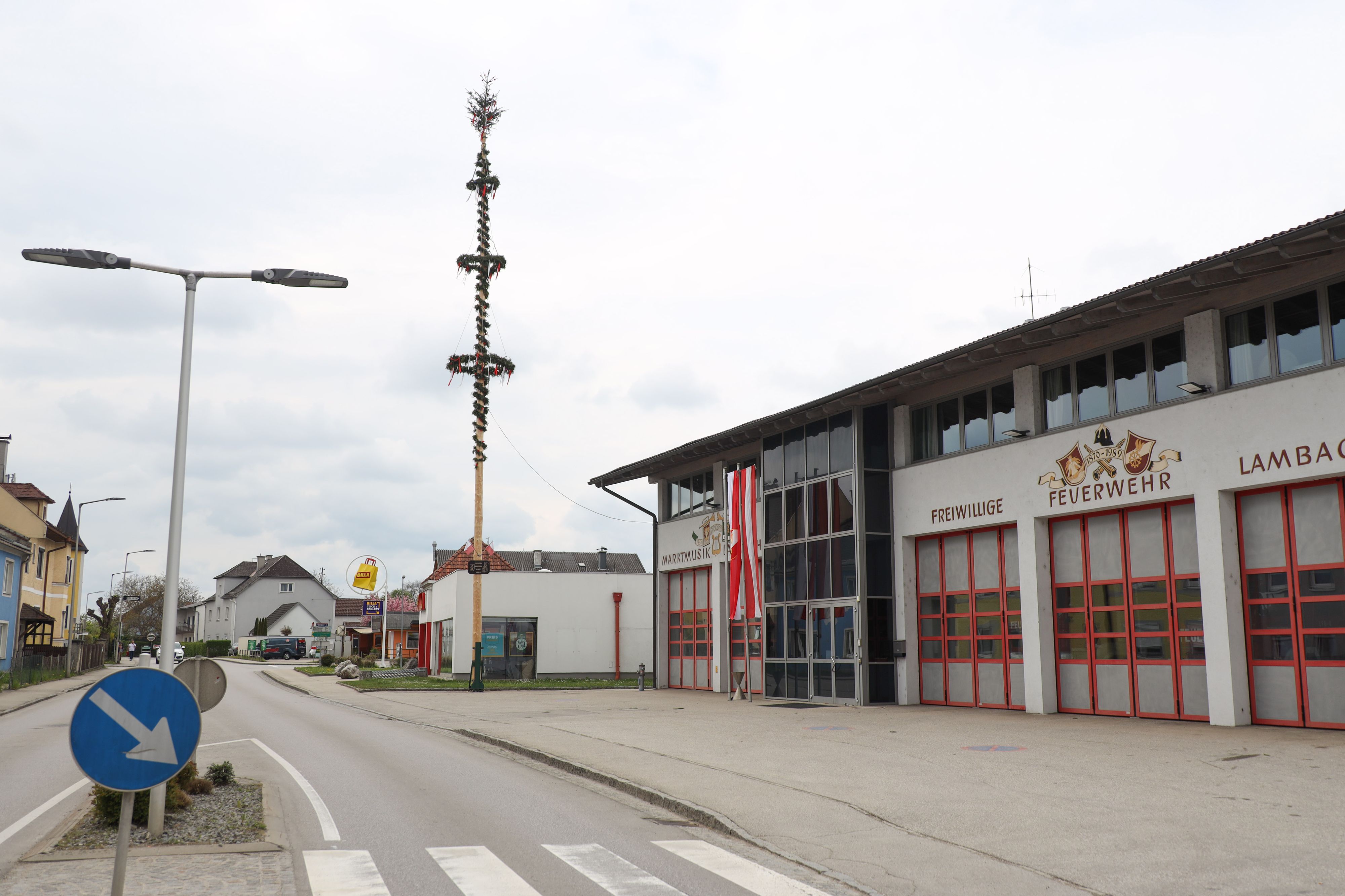Der Maibaum in Lambach stürzte beim Aufstellen um. Im Anschluss konnte er nochmal aufgestellt werden.
