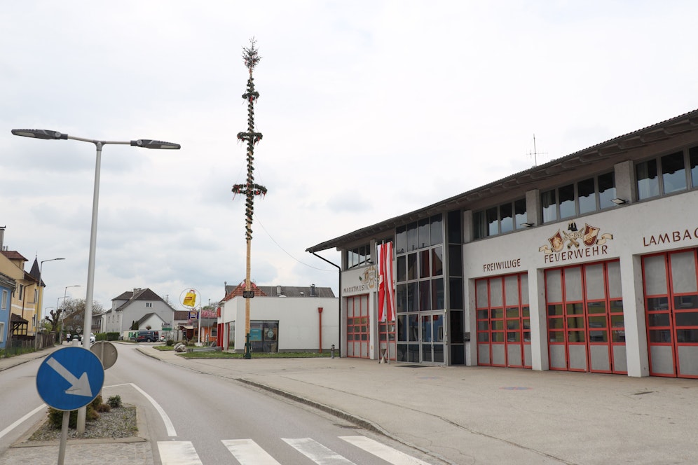 Der Maibaum in Lambach stürzte beim Aufstellen um. Im Anschluss konnte er nochmal aufgestellt werden.